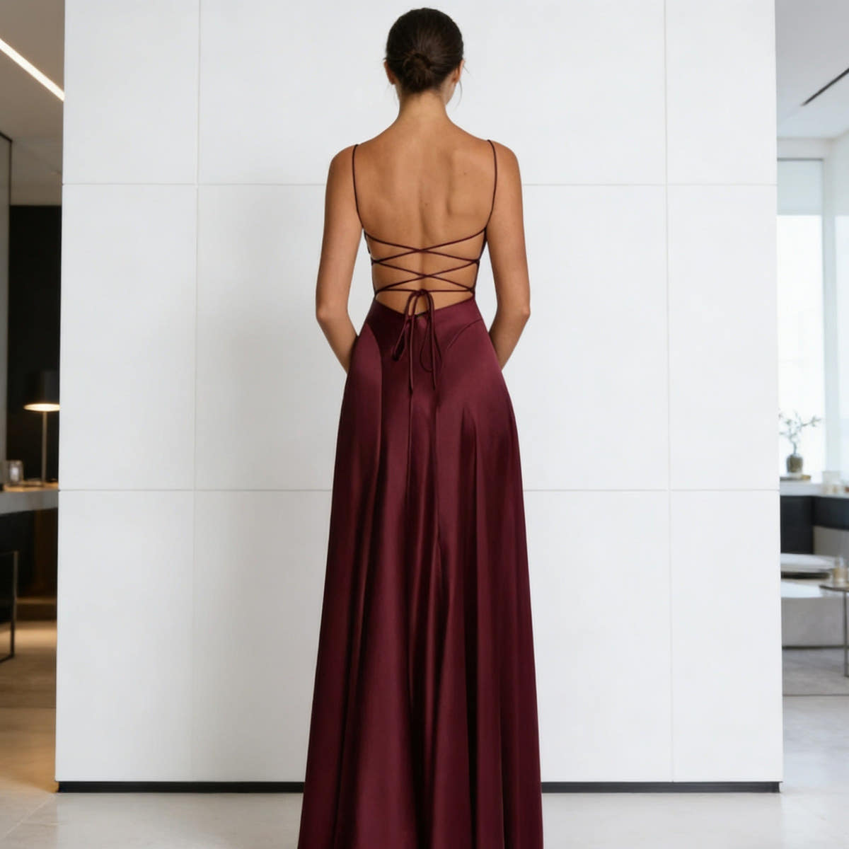 Abendkleid Damen aus Satin, tailliert in Maxilänge mit schmalen Trägern