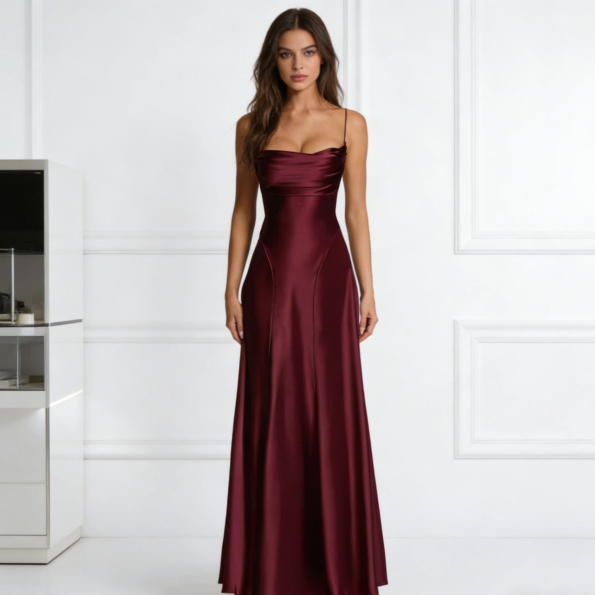 Abendkleid Damen aus Satin, tailliert in Maxilänge mit schmalen Trägern