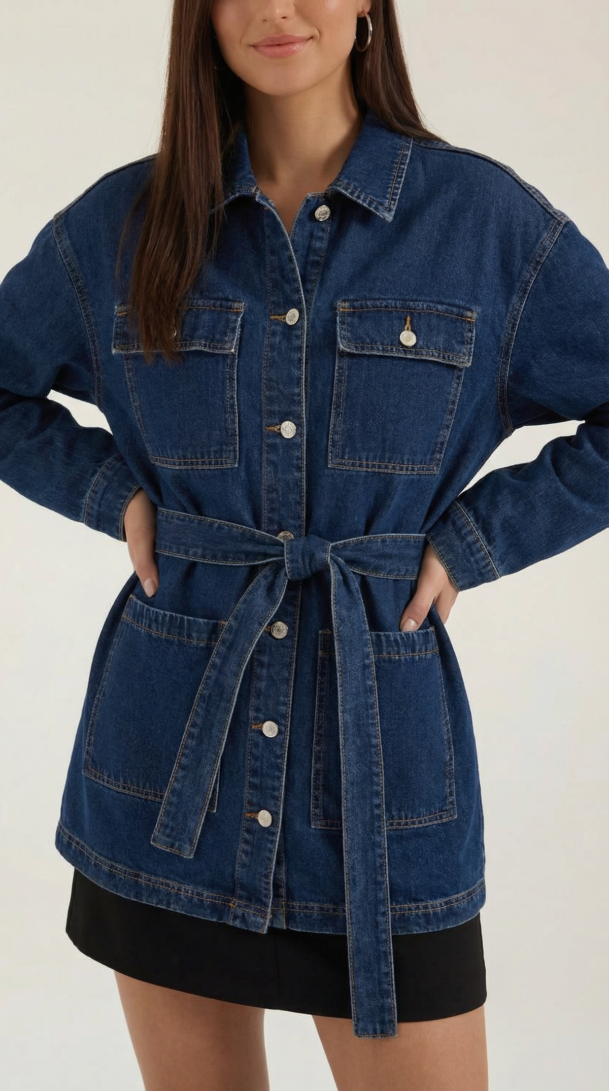 Jeansjacke mit Gürtel und aufgesetzten Brusttaschen für Damen