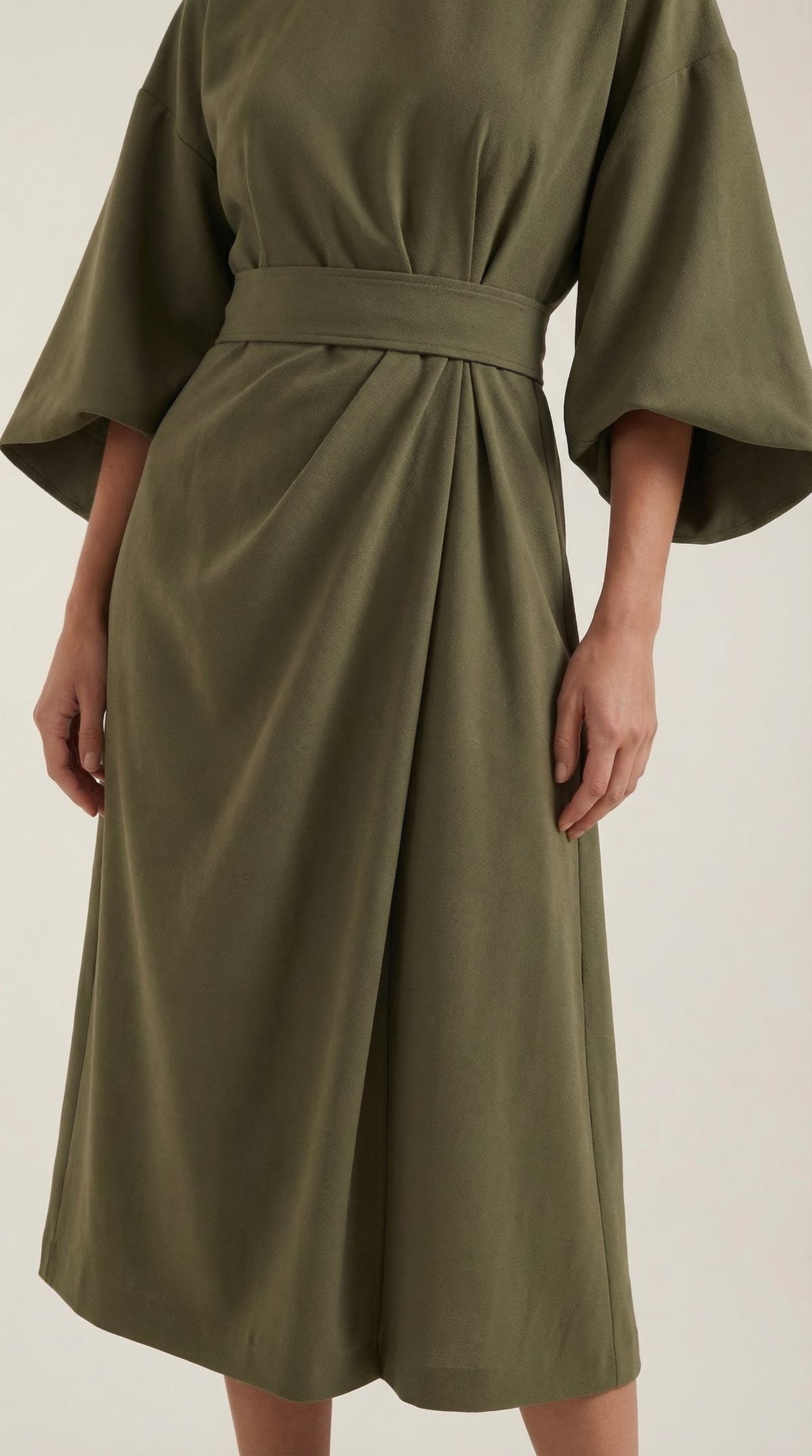 Wickelkleid mit Glockenärmeln und Gürtel in Midilänge für Damen