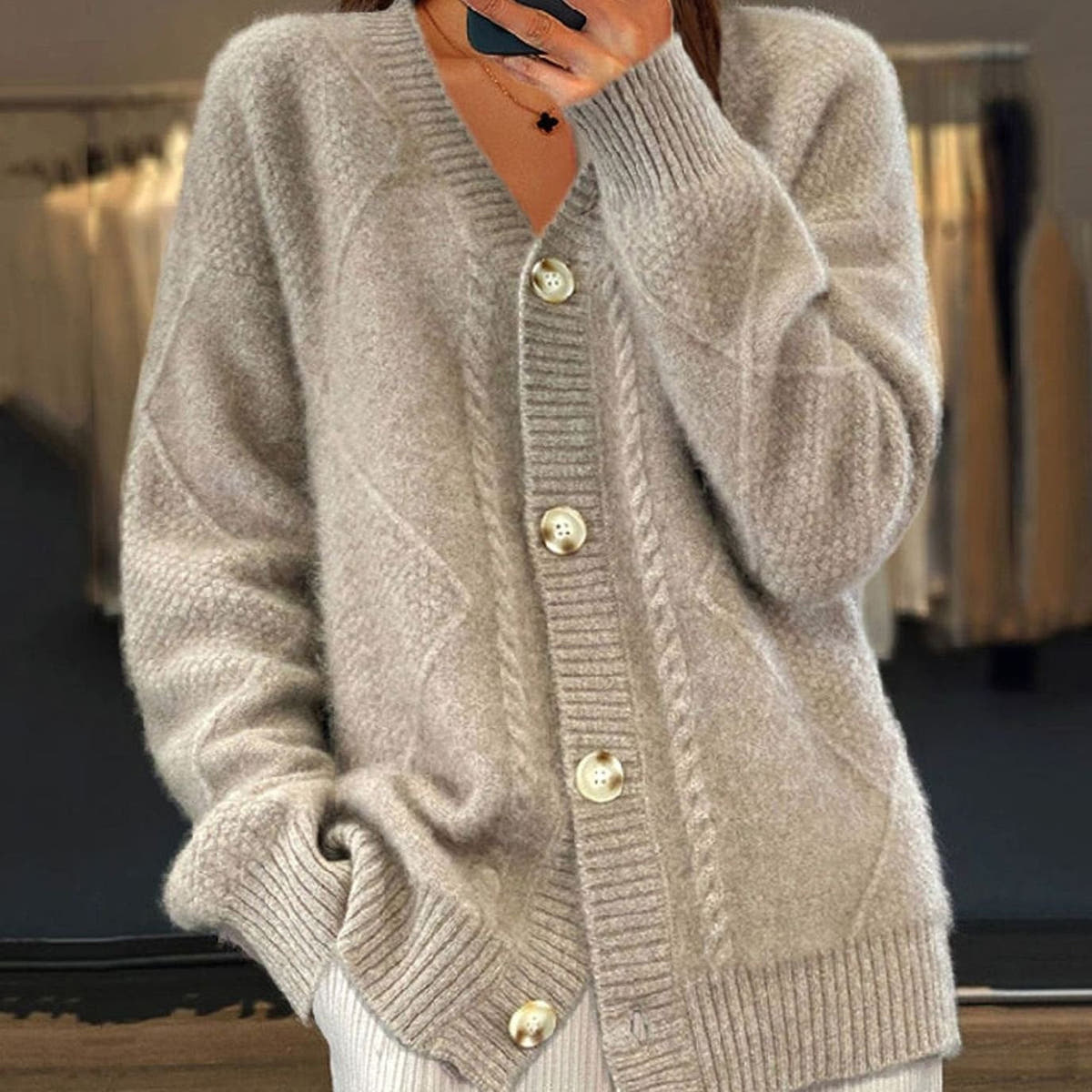Cardigan Damen mit Zopfmuster, V-Ausschnitt und langen Ärmeln