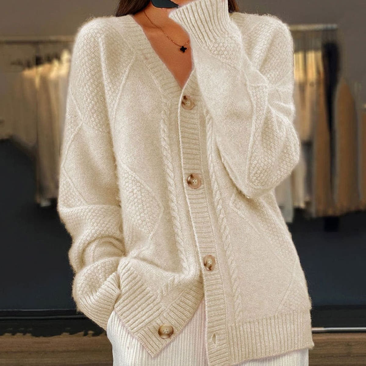 Cardigan Damen mit Zopfmuster, V-Ausschnitt und langen Ärmeln
