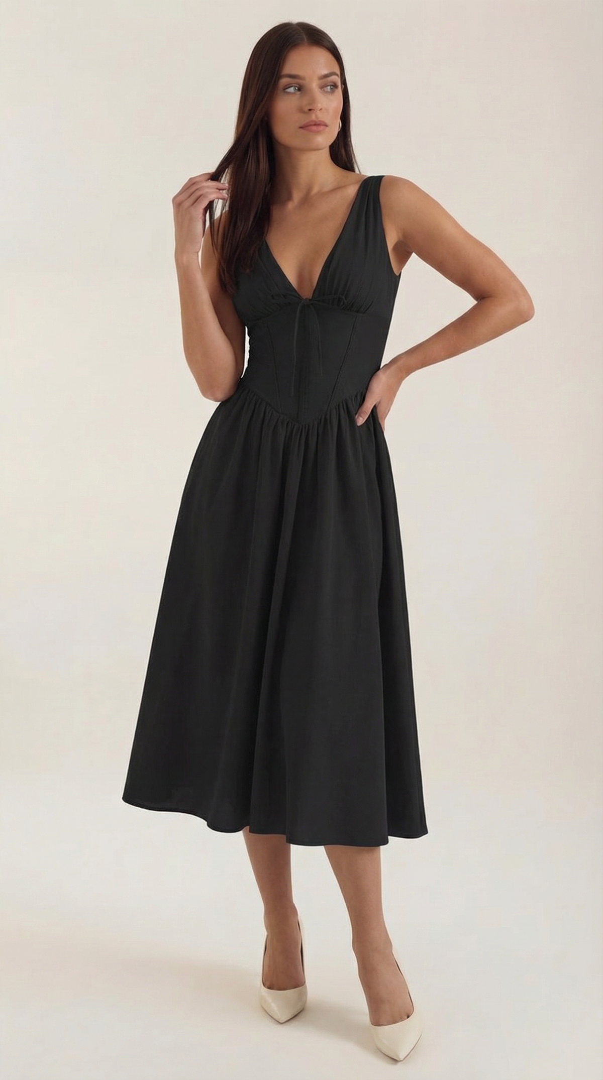 Midikleid mit tiefem V-Ausschnitt und gerafftem Rock für Damen - Schwarz