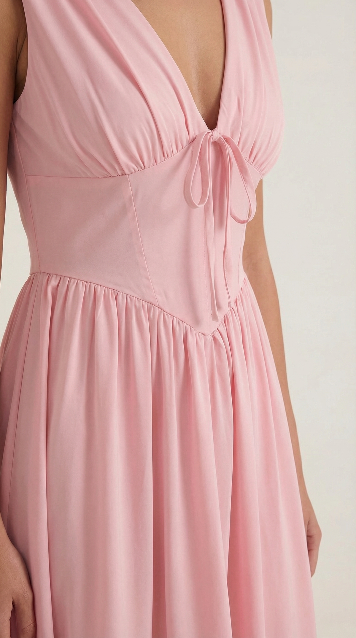Midikleid mit tiefem V-Ausschnitt und gerafftem Rock für Damen
