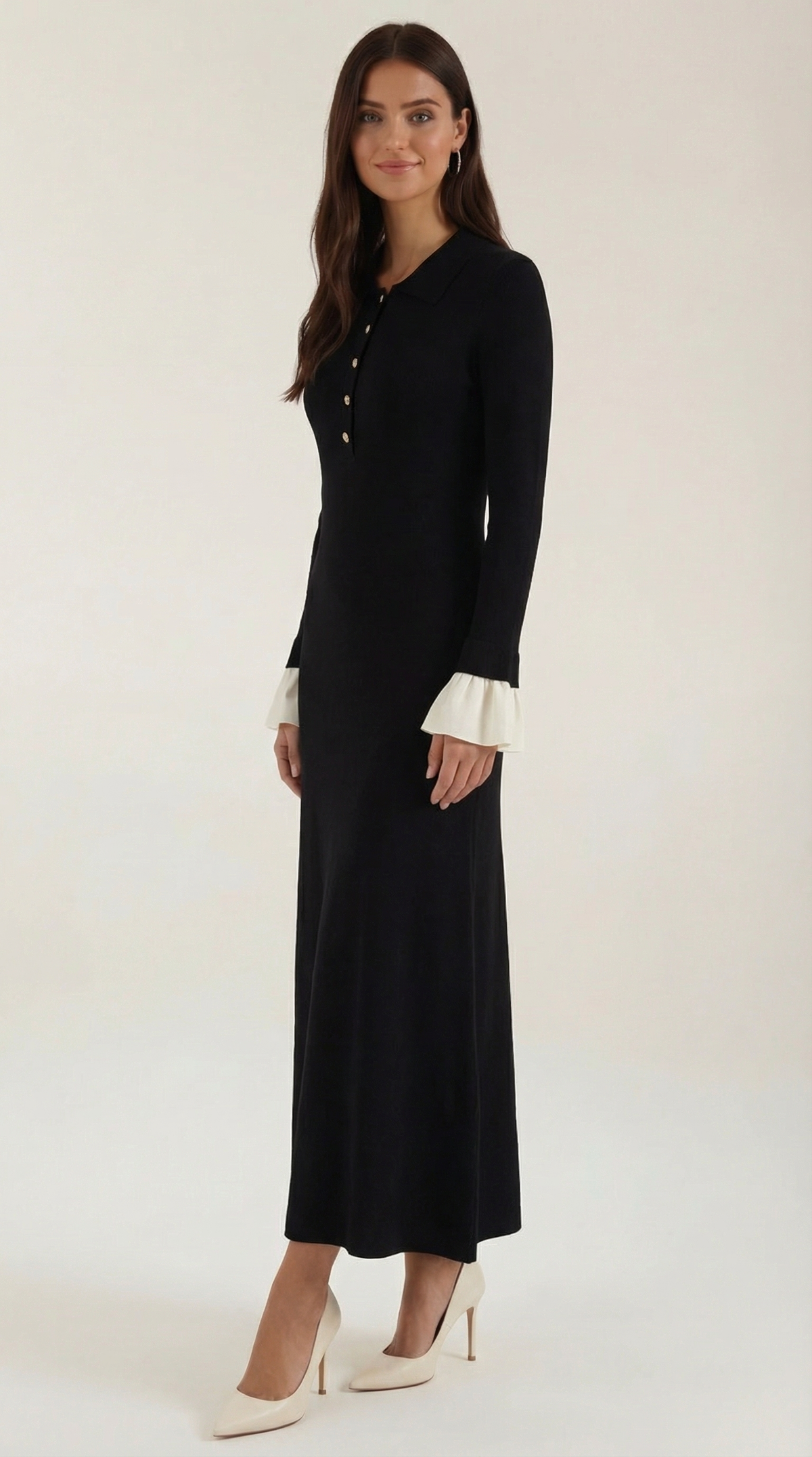 Langes Strickkleid mit Polokragen und Kontrastmanschetten für Damen