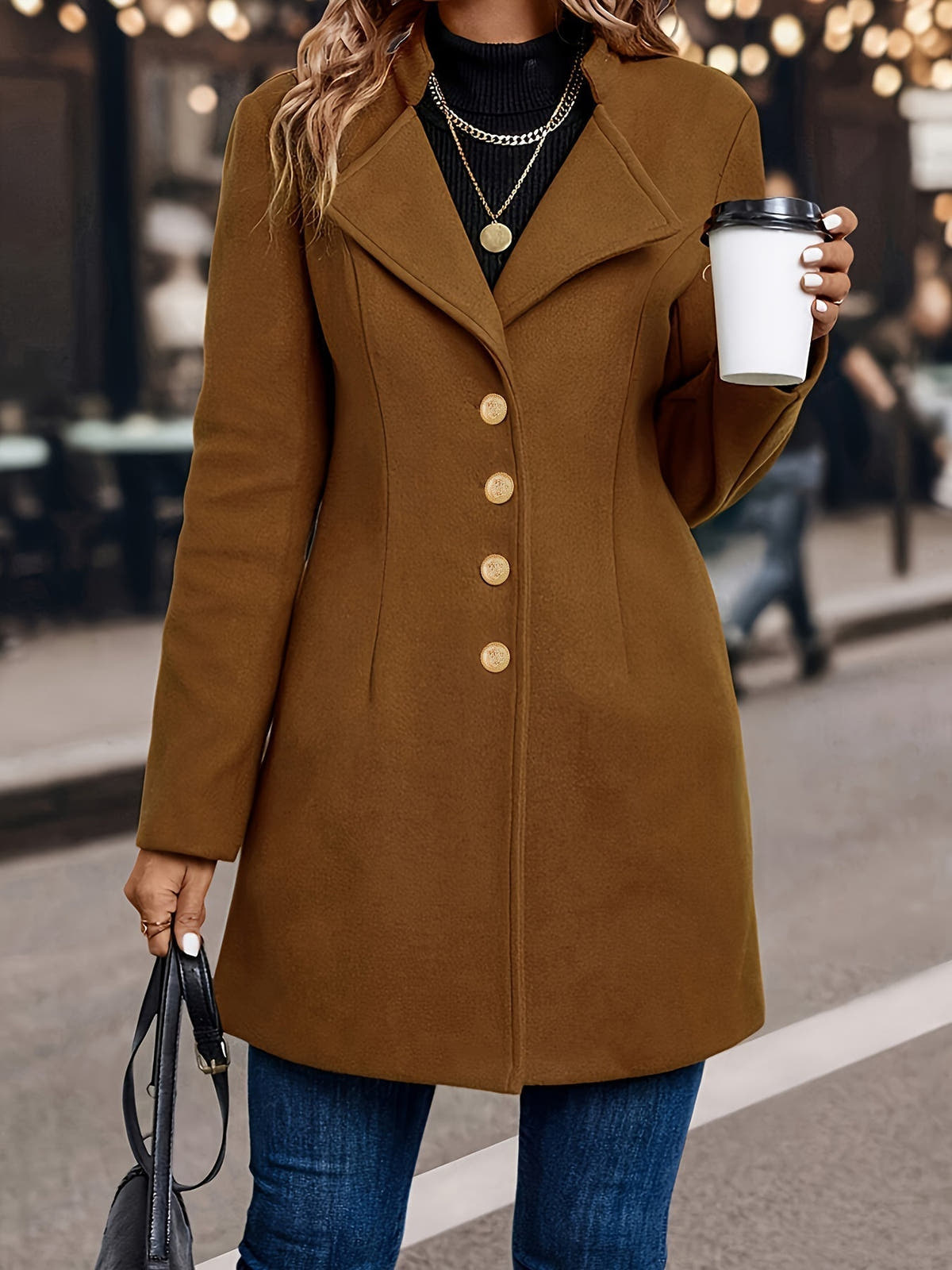 Mantel mit goldfarbenen Knöpfen und breitem Kragen