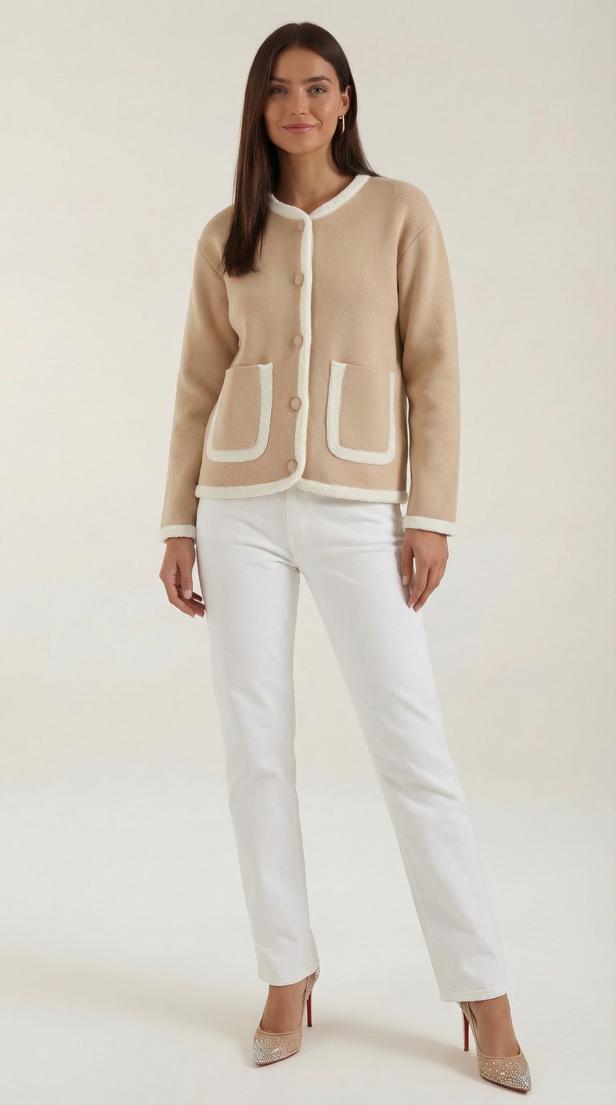 Kurze Strickjacke mit aufgesetzten Taschen und Paspel für Damen