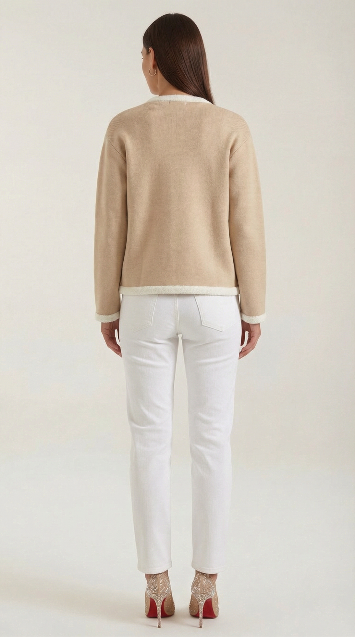 Kurze Strickjacke mit aufgesetzten Taschen und Paspel für Damen