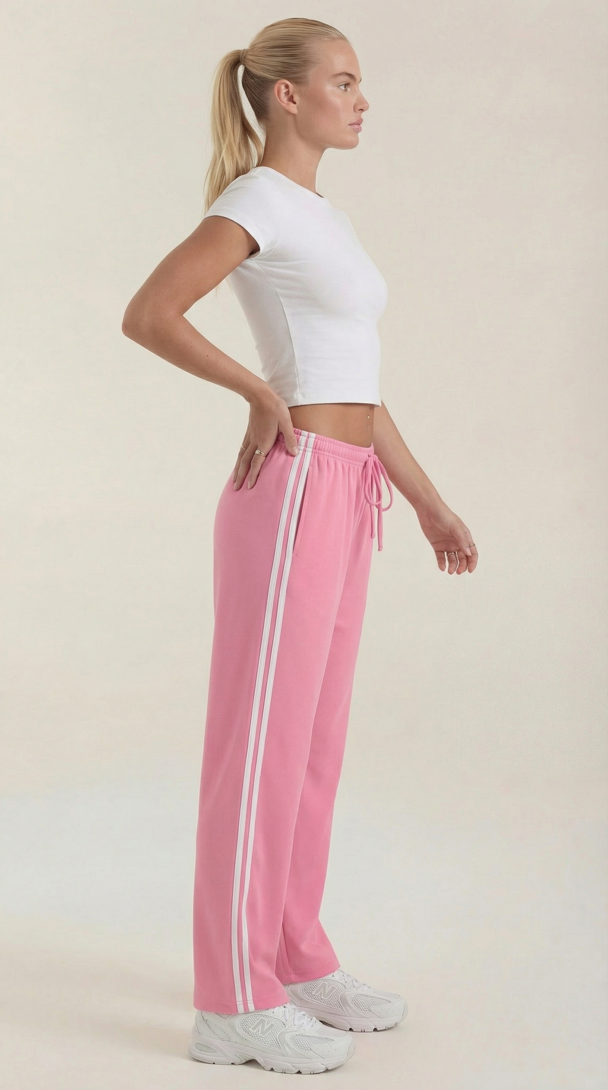 Trainerhose mit weitem Bein, Seitenstreifen und Kordelzug für Damen