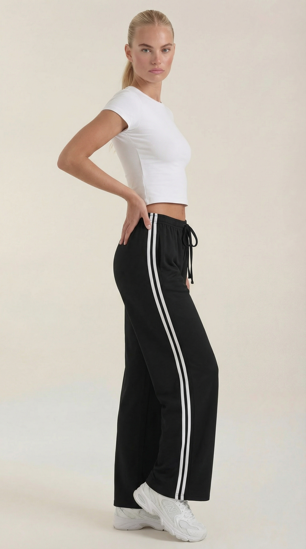 Trainerhose mit weitem Bein, Seitenstreifen und Kordelzug für Damen
