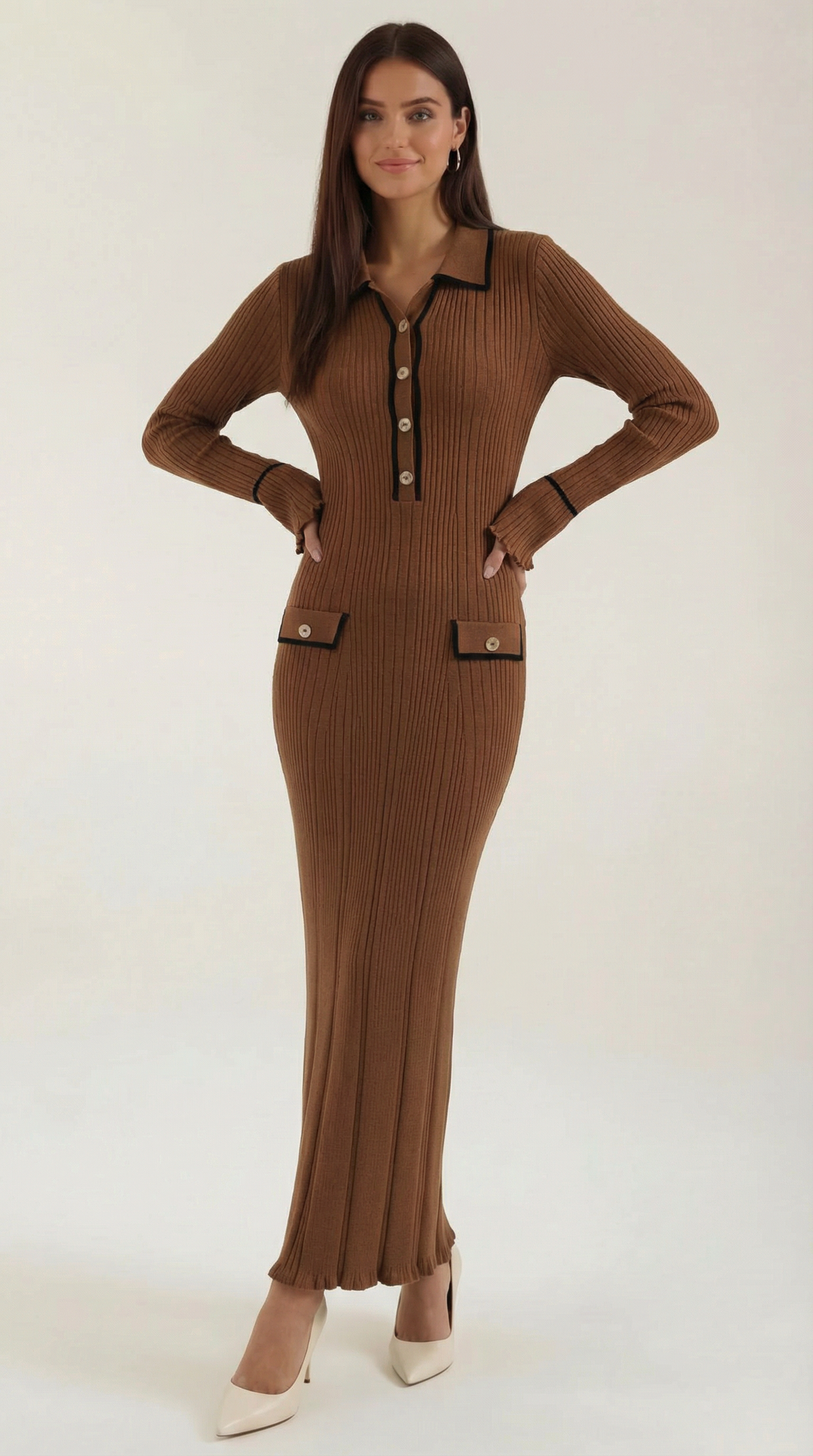 Langes Strickkleid mit Polokragen und Knopfleiste für Damen - Braun