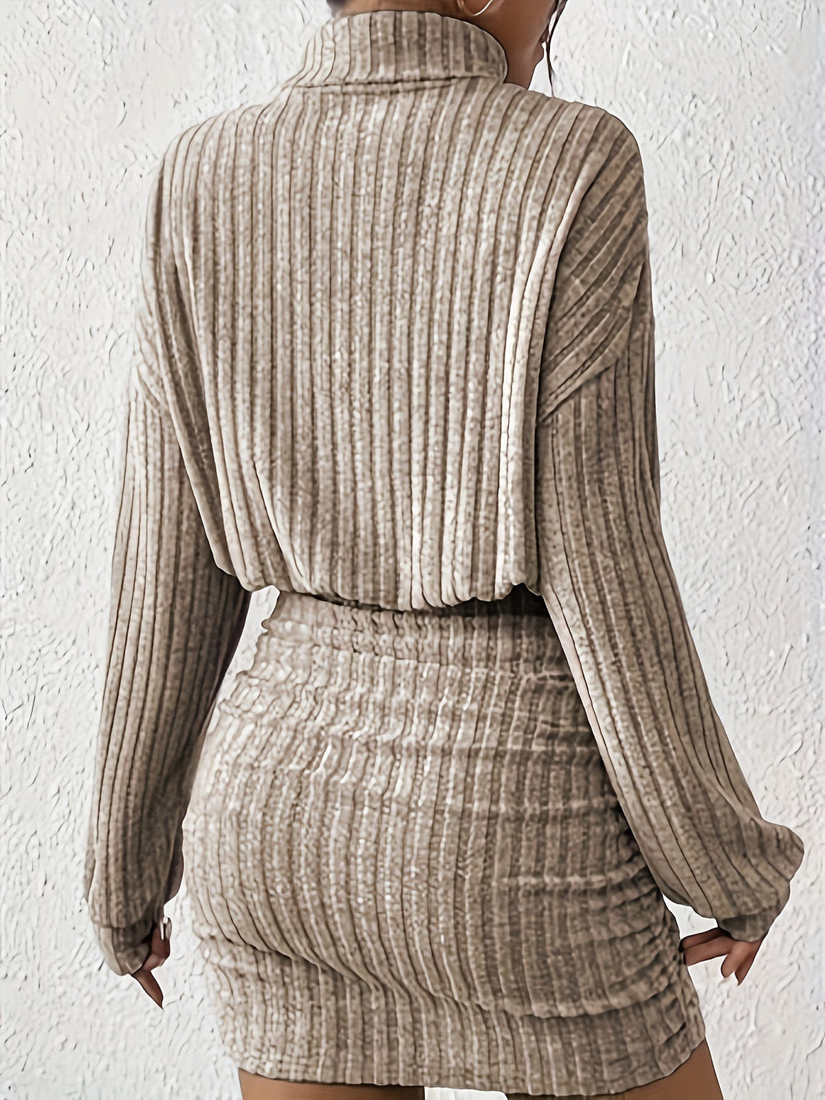 Strickkleid in Rippstrick mit Rollkragen und gerafftem Bund