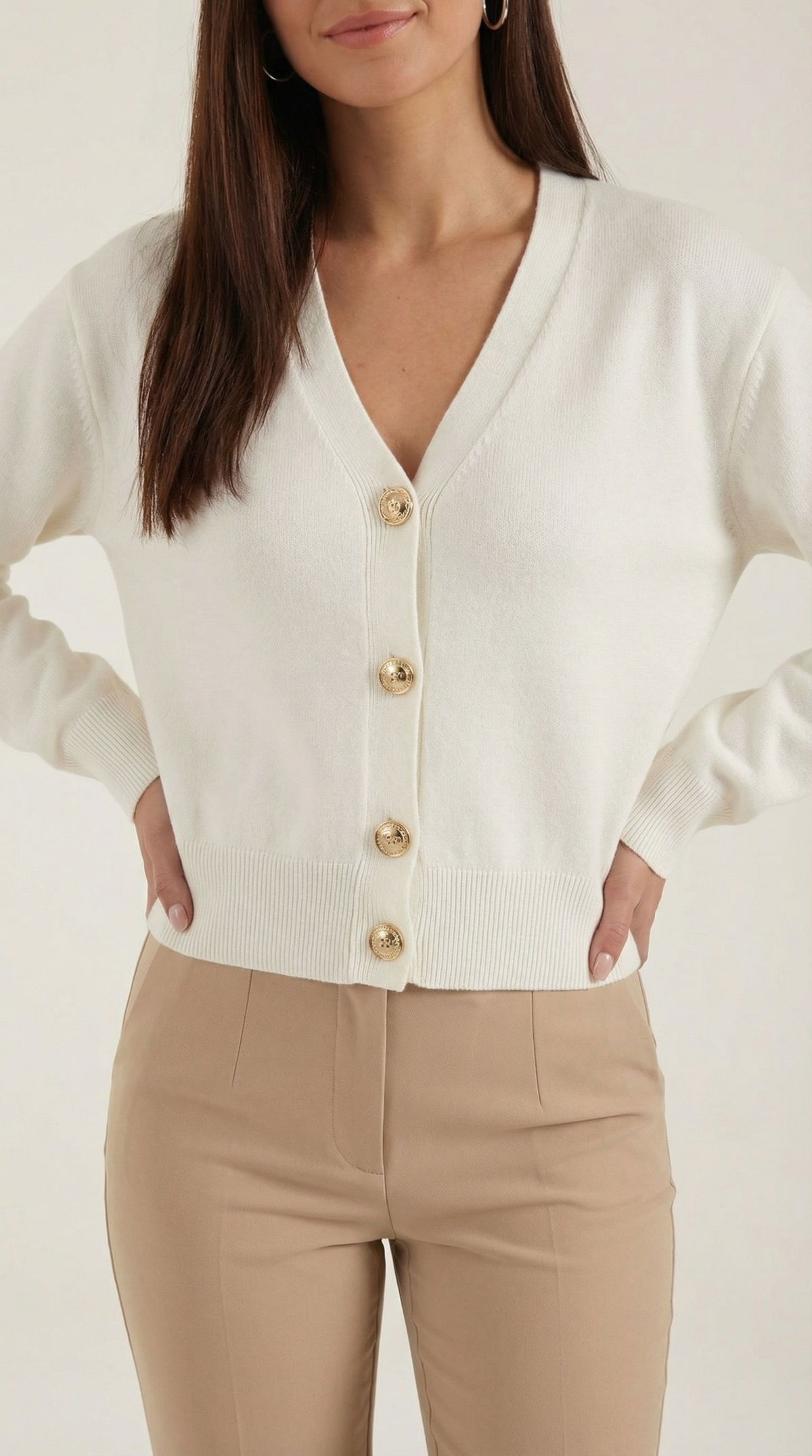 Kurze Strickjacke mit V-Ausschnitt und goldfarbenen Knöpfen für Damen