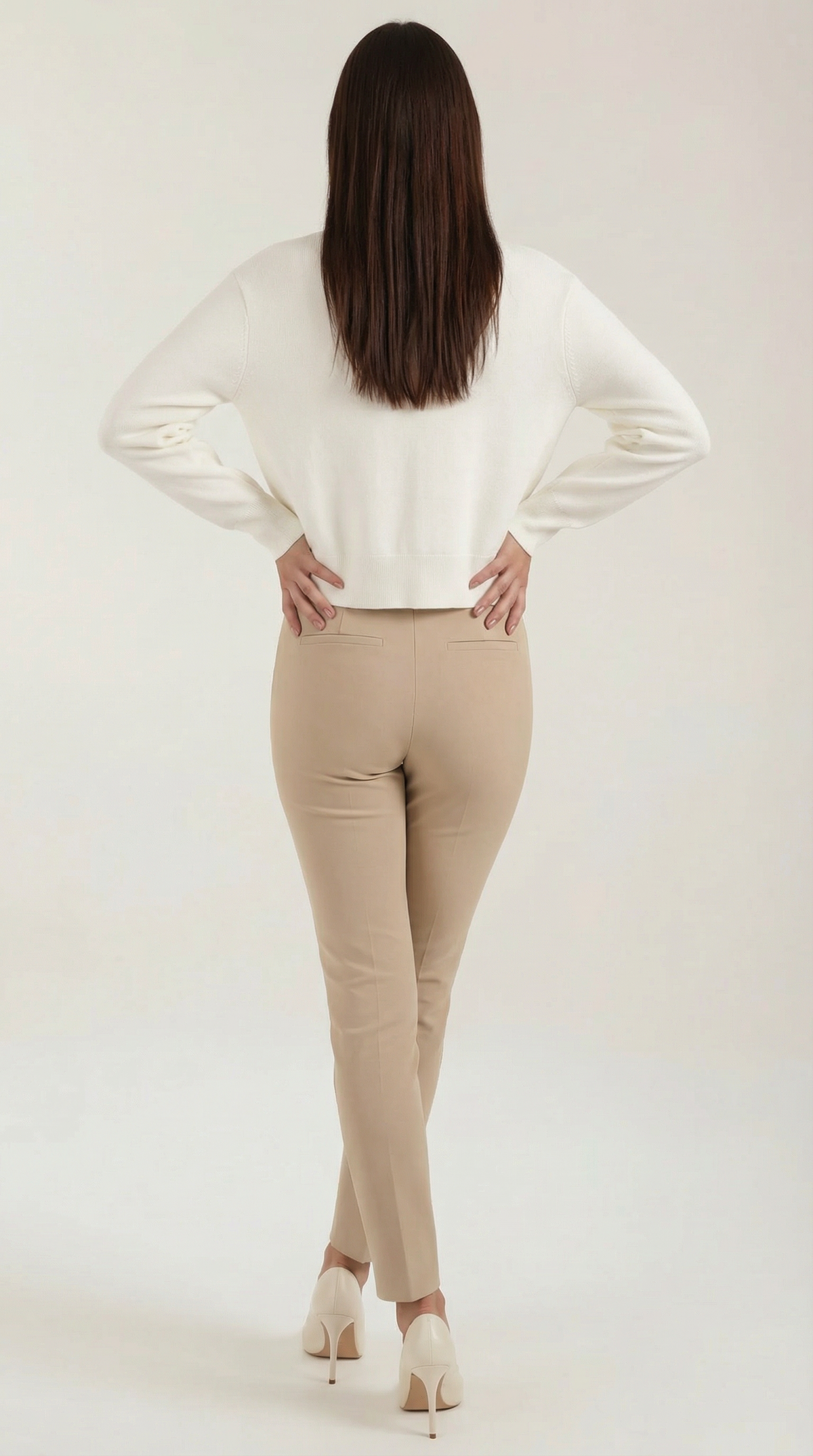 Kurze Strickjacke mit V-Ausschnitt und goldfarbenen Knöpfen für Damen