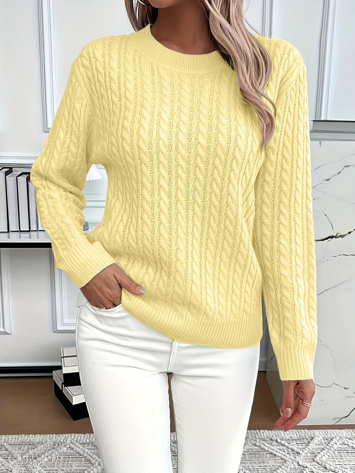 Strickpullover mit Zopfmuster und Rundhalsausschnitt