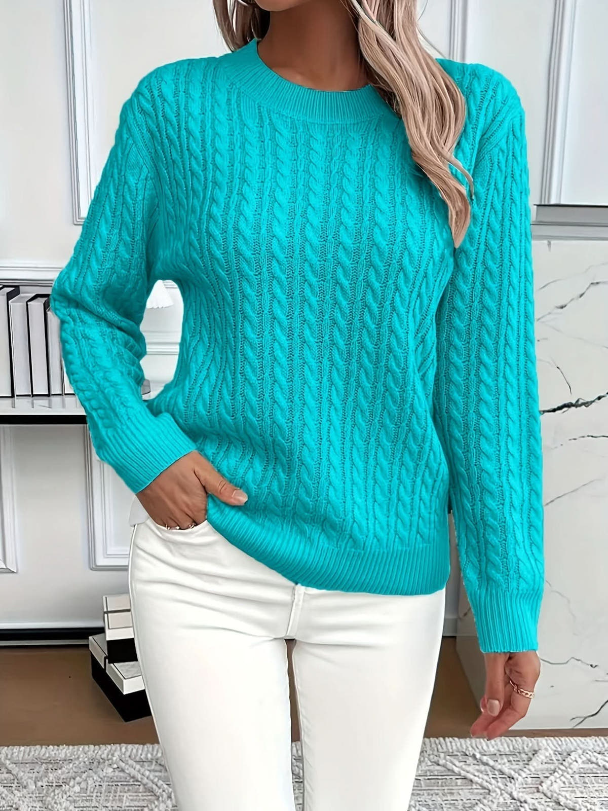 Strickpullover mit Zopfmuster und Rundhalsausschnitt