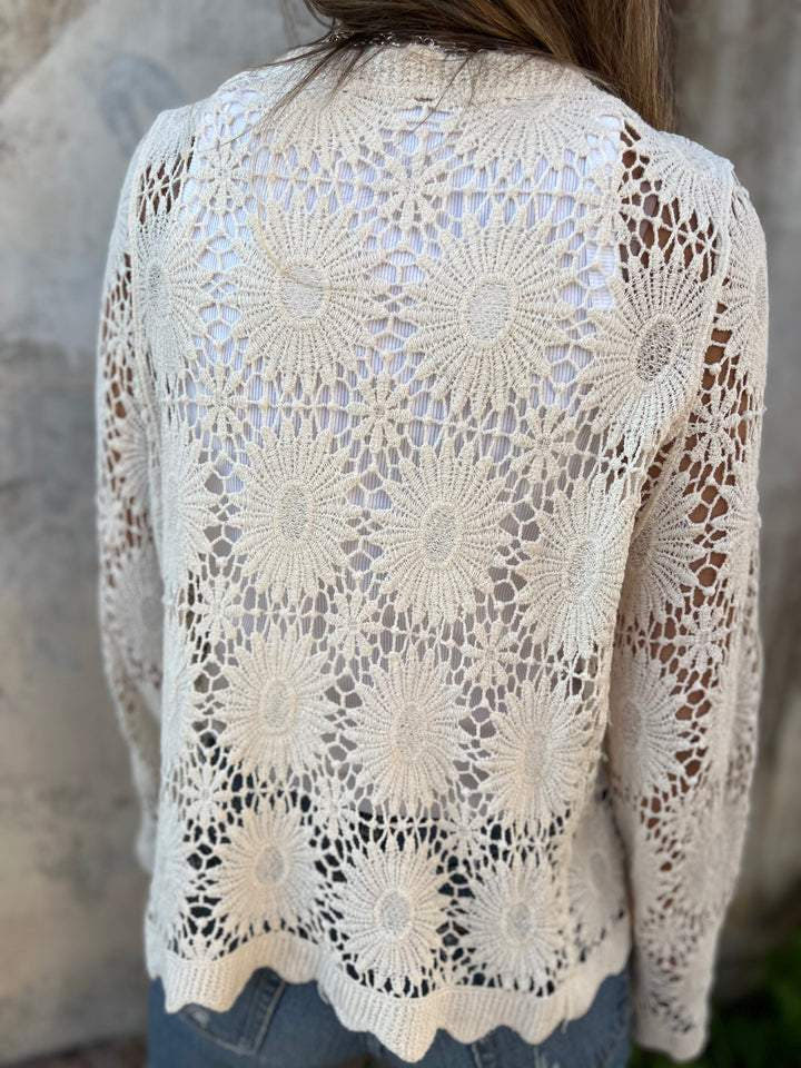 Strickjacke mit Blumenhäkelmuster, V-Ausschnitt und Bogensaum