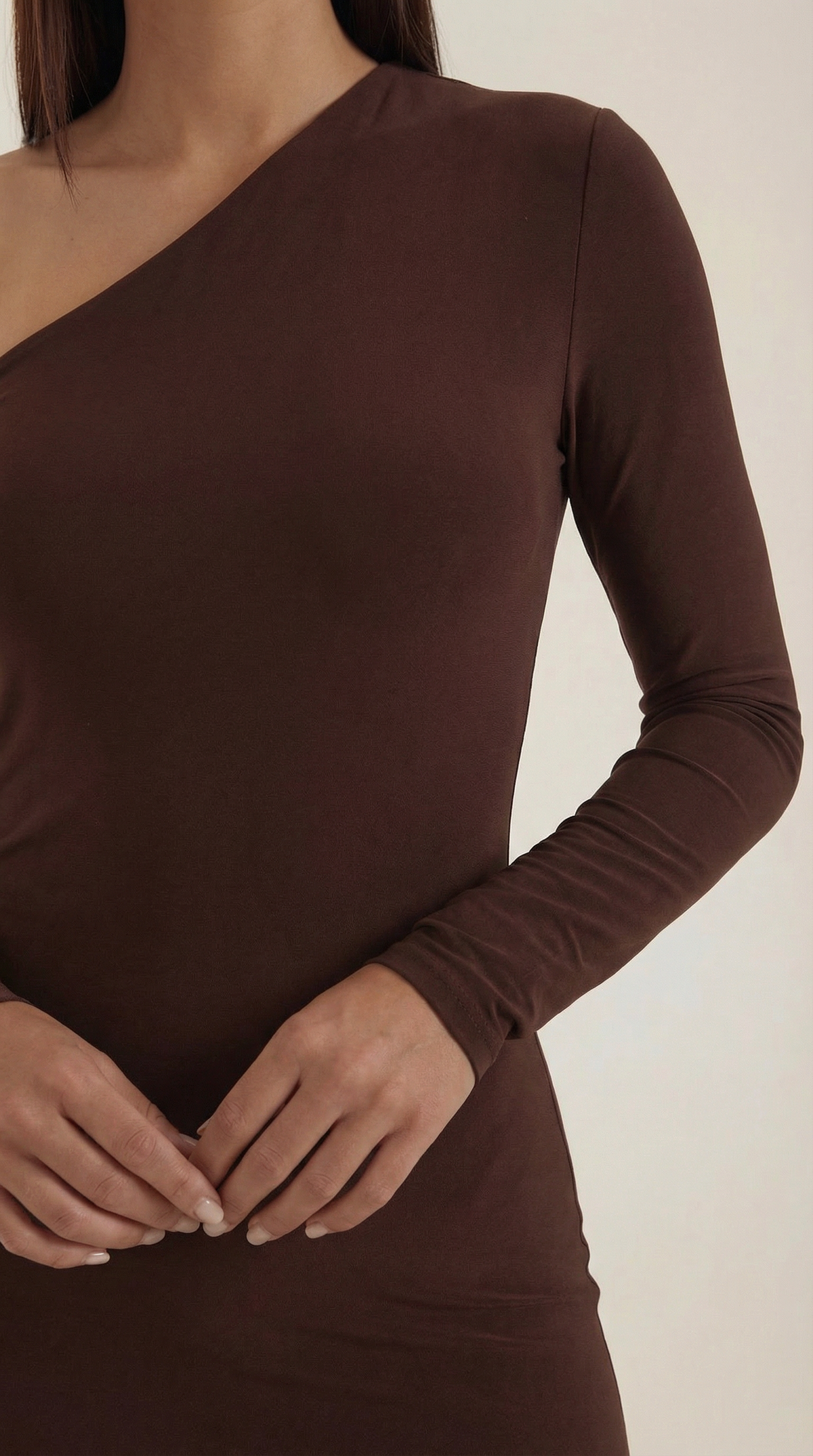 Langes Kleid mit asymmetrischem Ausschnitt und langen Ärmeln für Damen