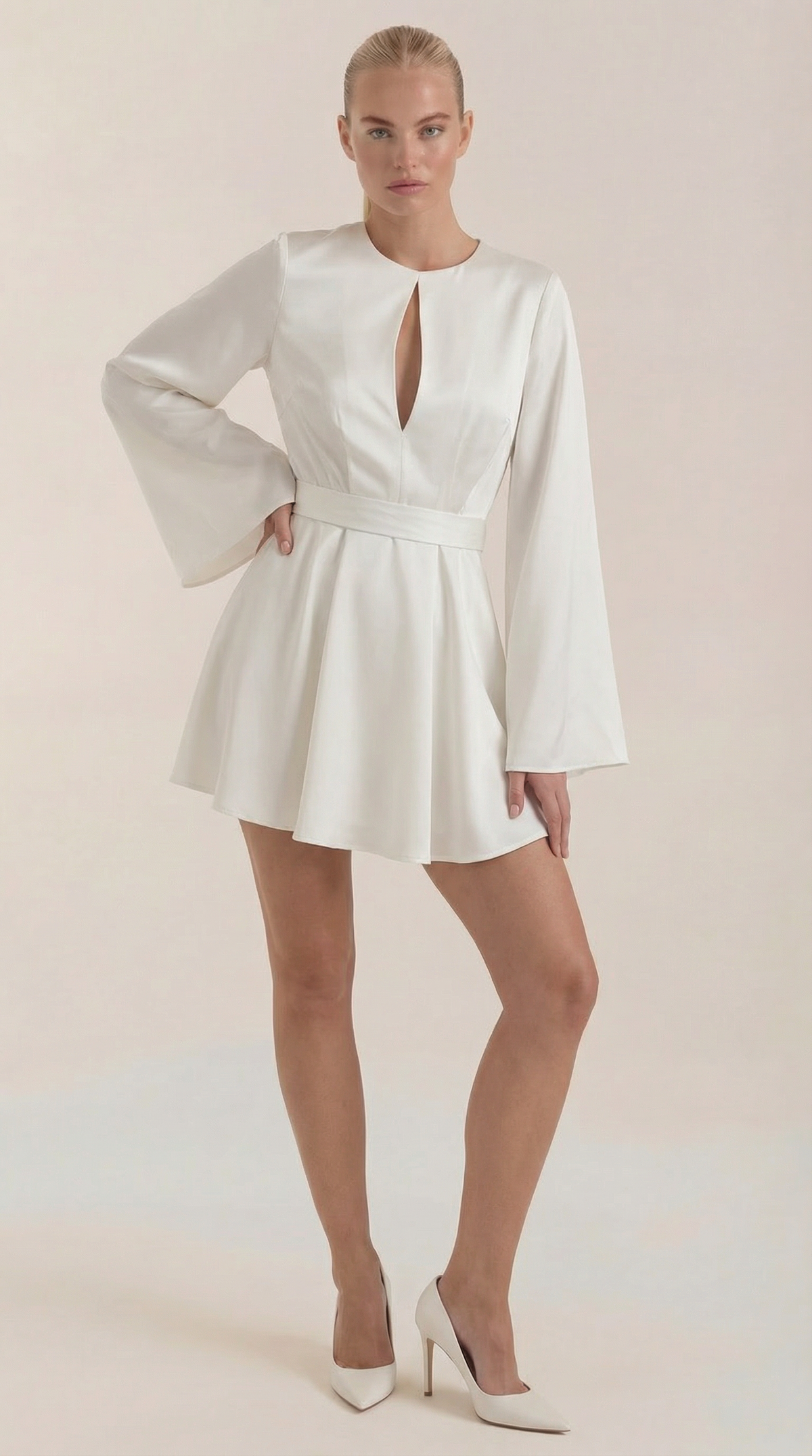 Kurzes Kleid mit Glockenärmeln und Bindegürtel für Damen - Weiss