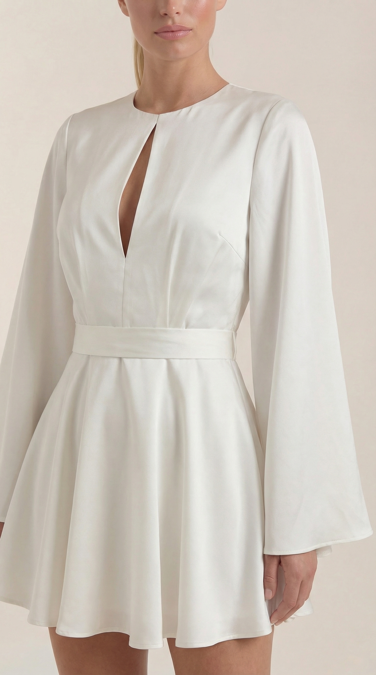 Kurzes Kleid mit Glockenärmeln und Bindegürtel für Damen