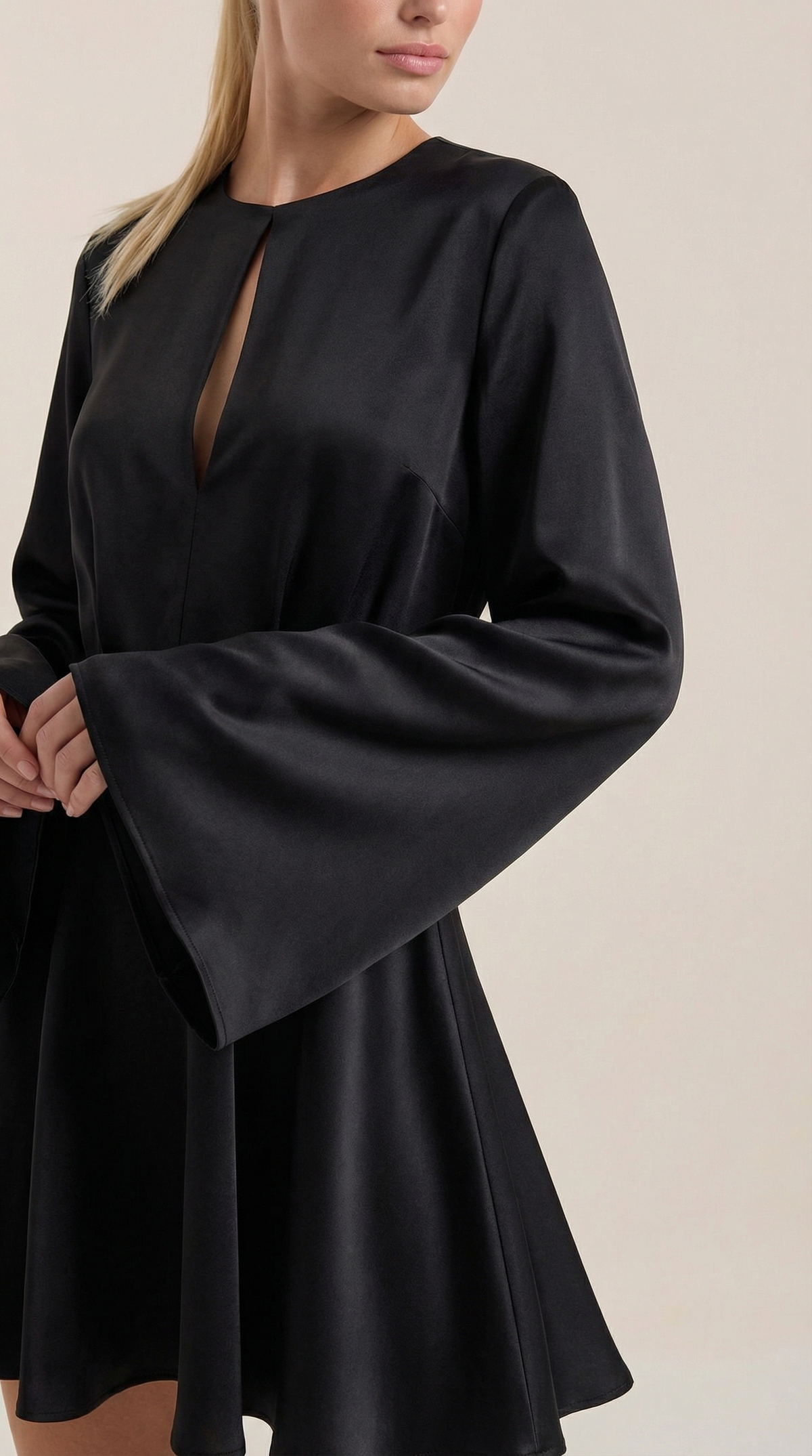 Kurzes Kleid mit Glockenärmeln und Bindegürtel für Damen