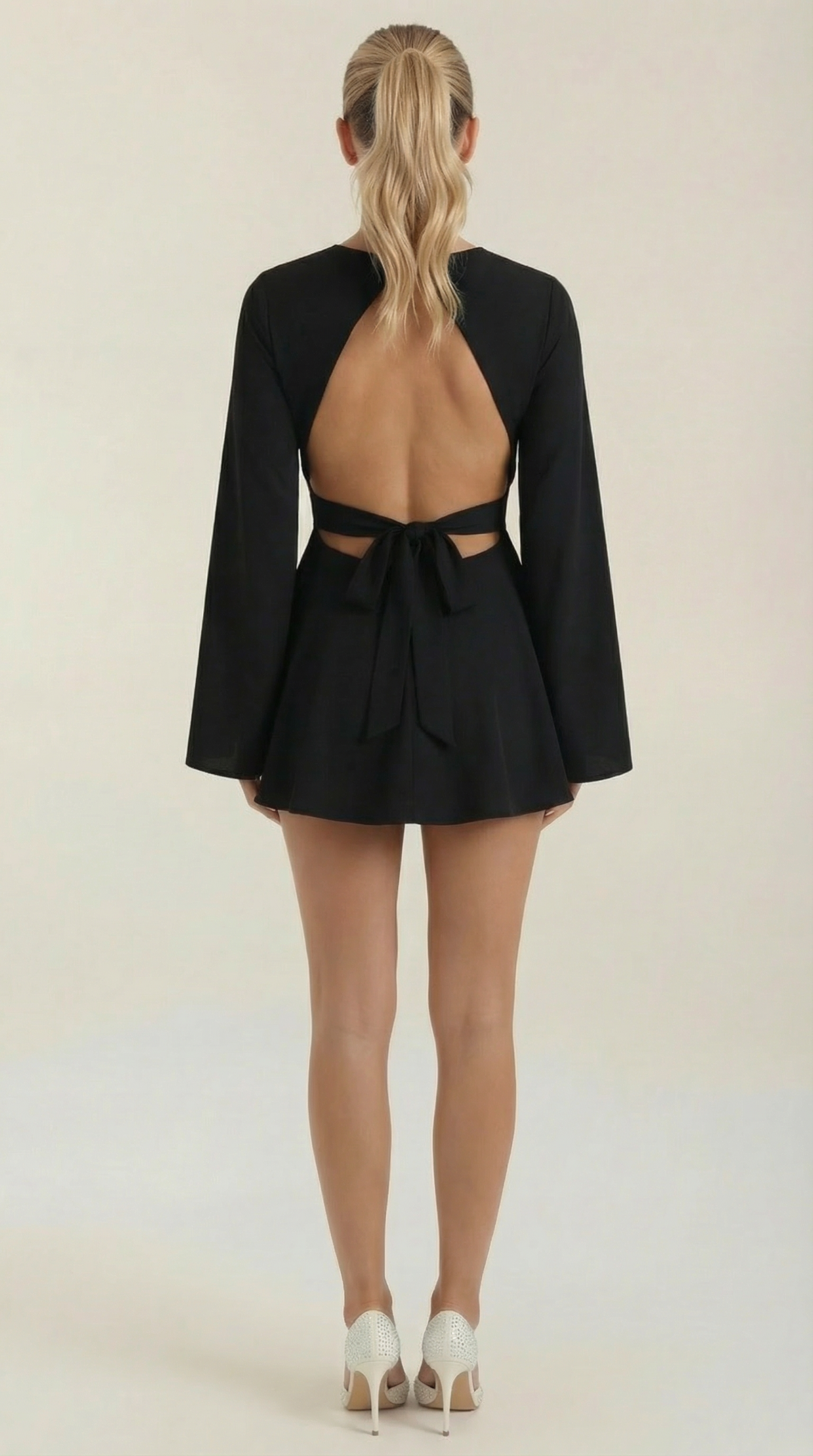 Kurzes Kleid mit Glockenärmeln und Bindegürtel für Damen