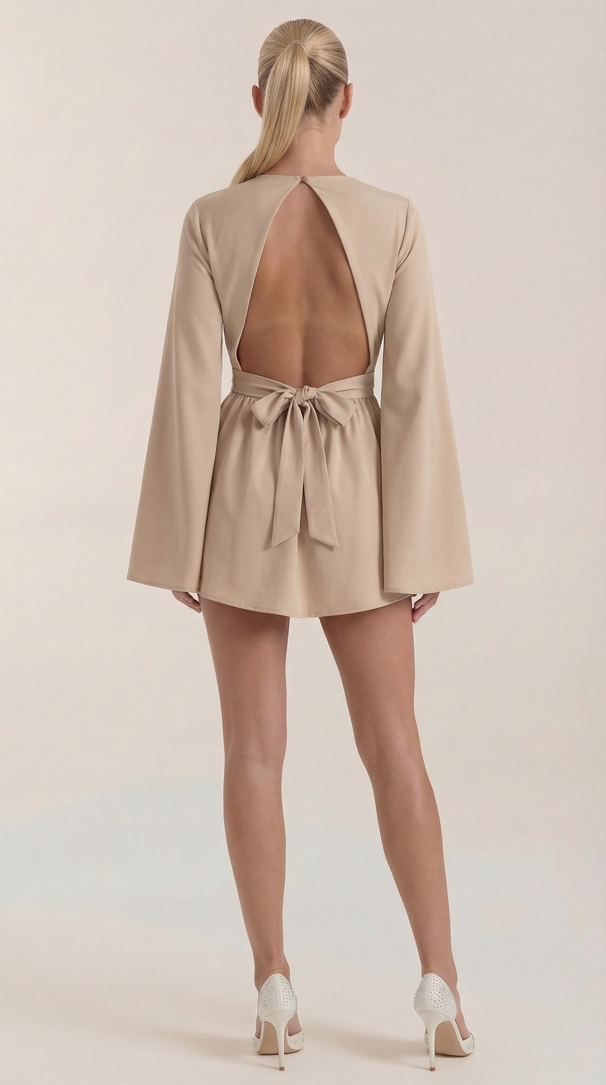 Kurzes Kleid mit Glockenärmeln und Bindegürtel für Damen