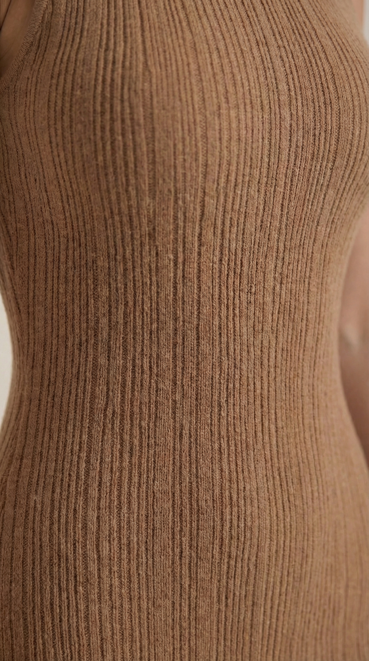 Langes Kleid in Rippstrick mit Stehkragen ohne Ärmel für Damen