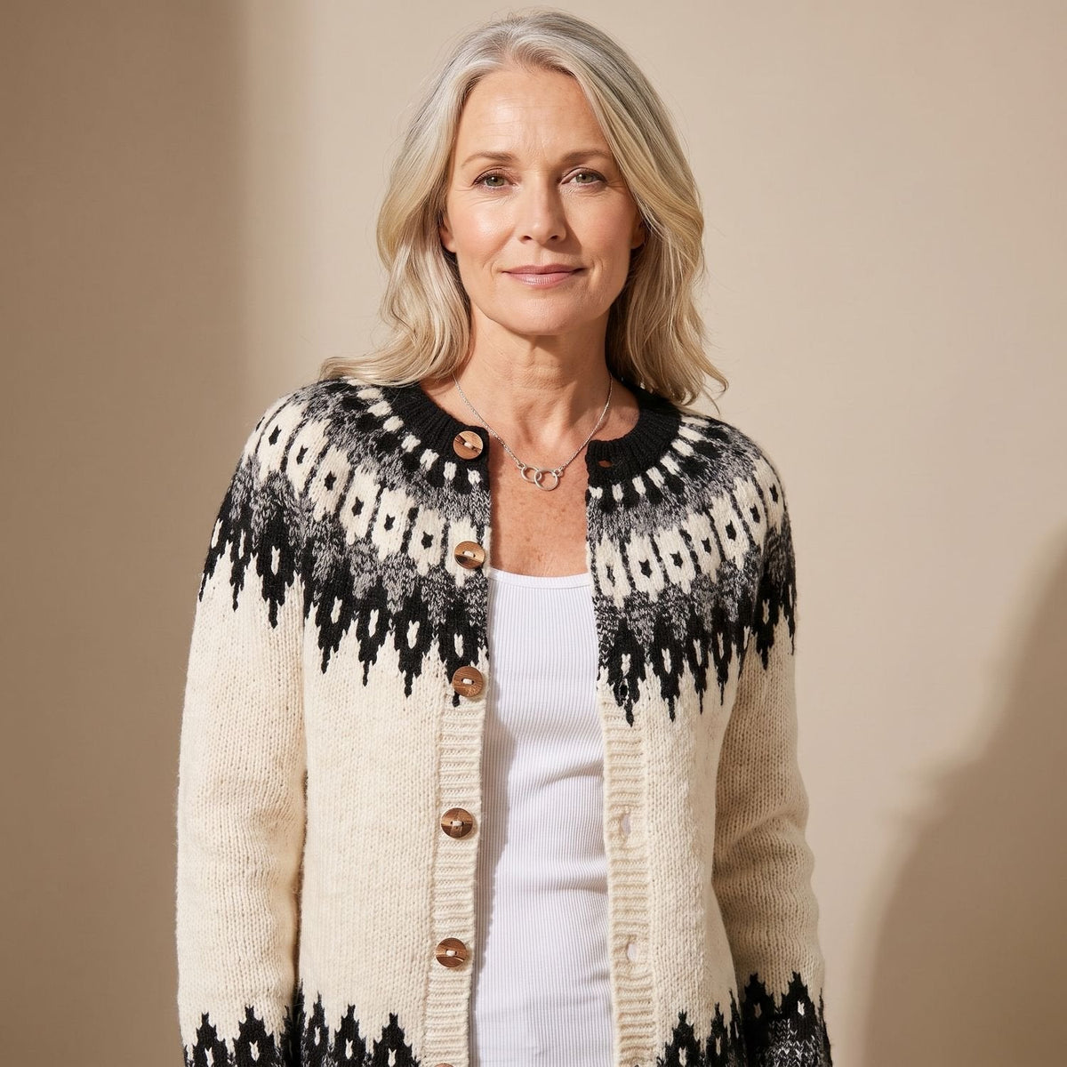 Strickjacke Damen in Jacquard-Strick mit Norwegermuster und Holzknöpfen