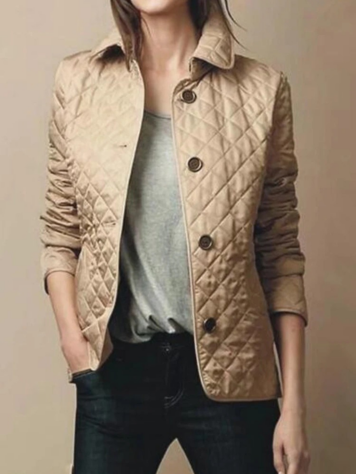 Steppjacke mit Rautensteppung und Gürtelpasse am Rücken