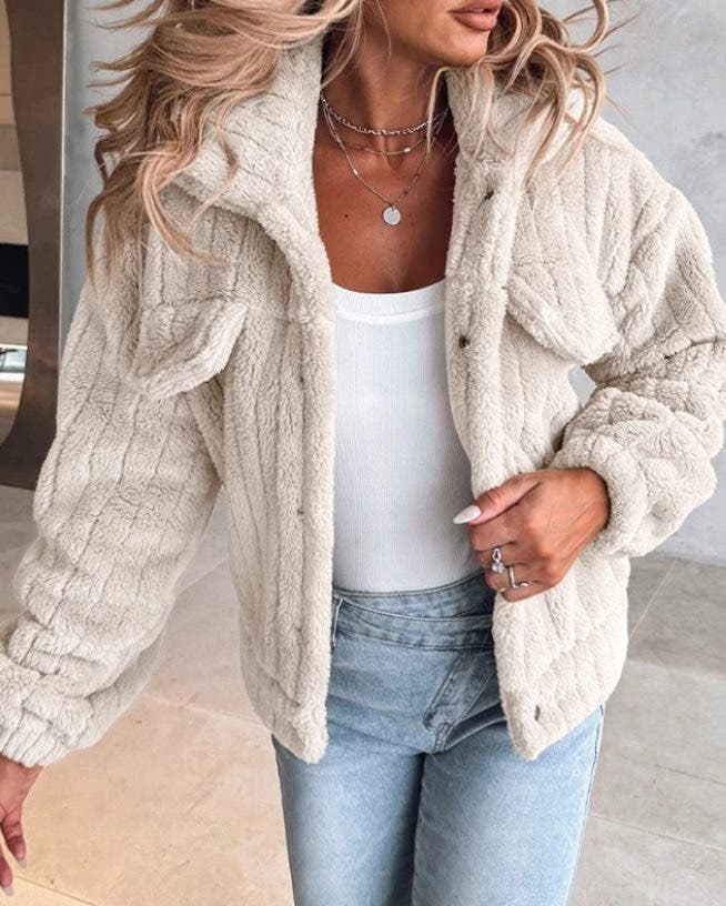 Teddyjacke mit Brusttaschen und weitem Kragen