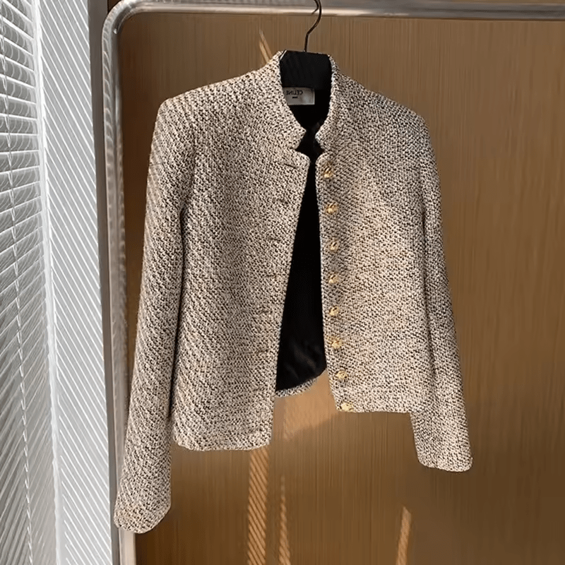 Kurze Jacke mit Tweedstruktur und goldfarbenen Knöpfen