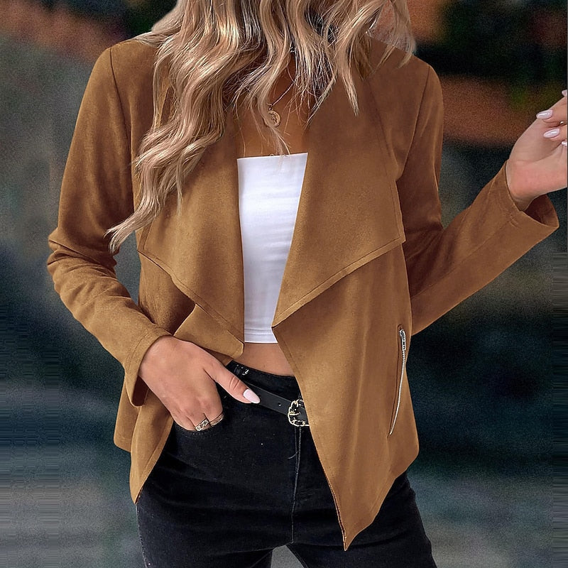 Kurze Jacke in Wildlederoptik mit drapierten Revers