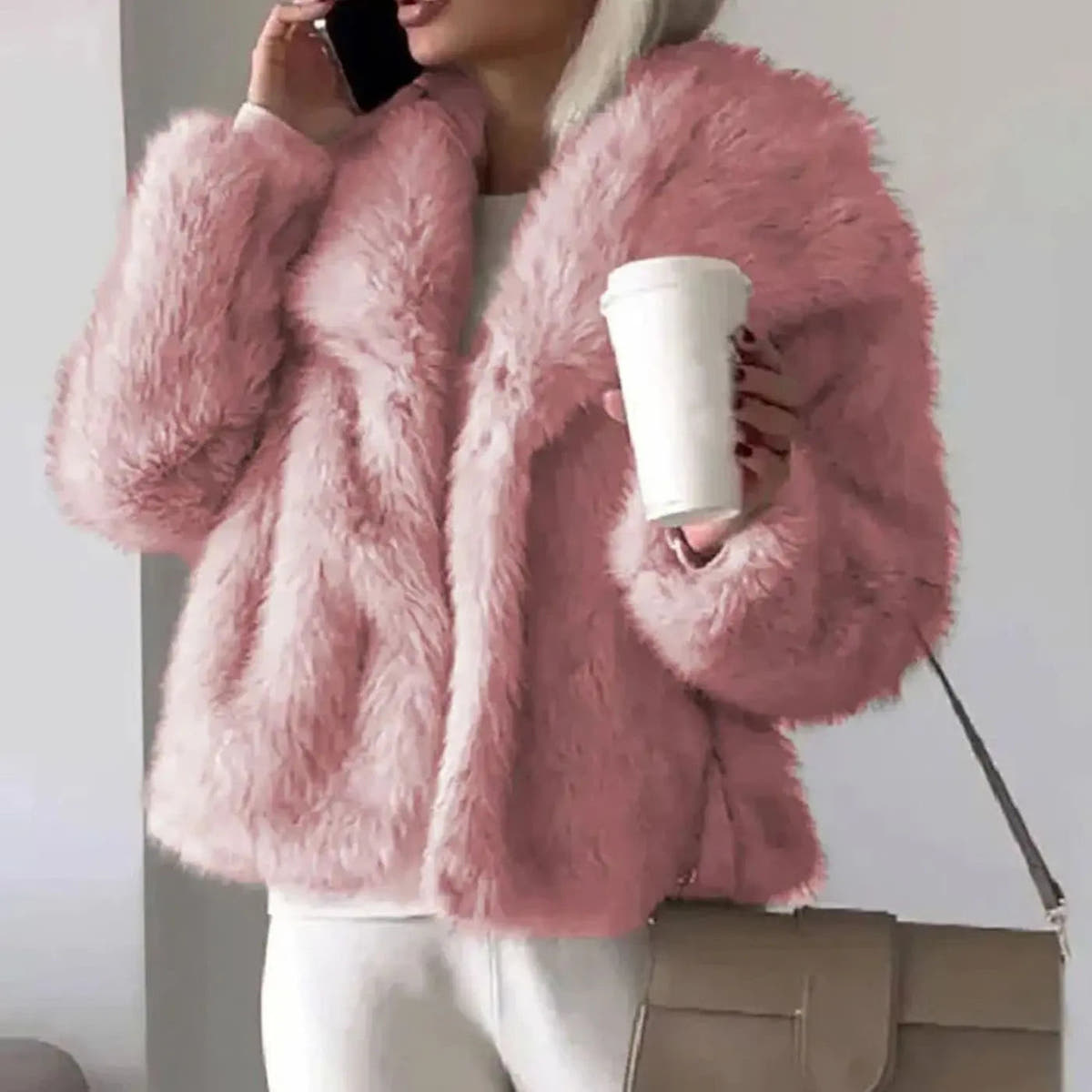 Kurze Jacke mit Plüschstruktur, breiten Revers und offener Front