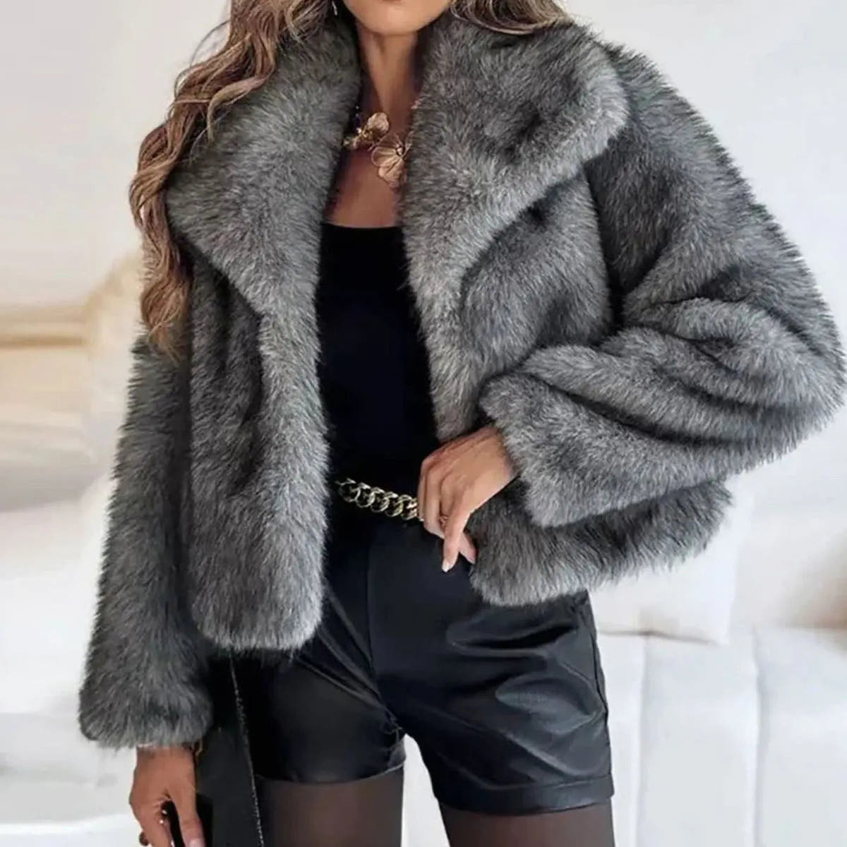 Kurze Jacke mit Plüschstruktur, breiten Revers und offener Front