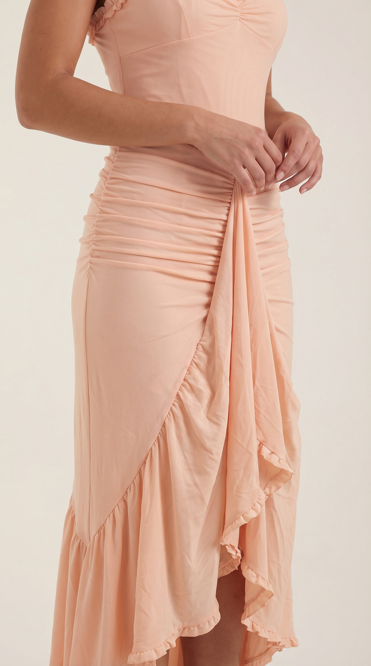 Langes Kleid mit Herzausschnitt und Rüschenbesatz für Damen