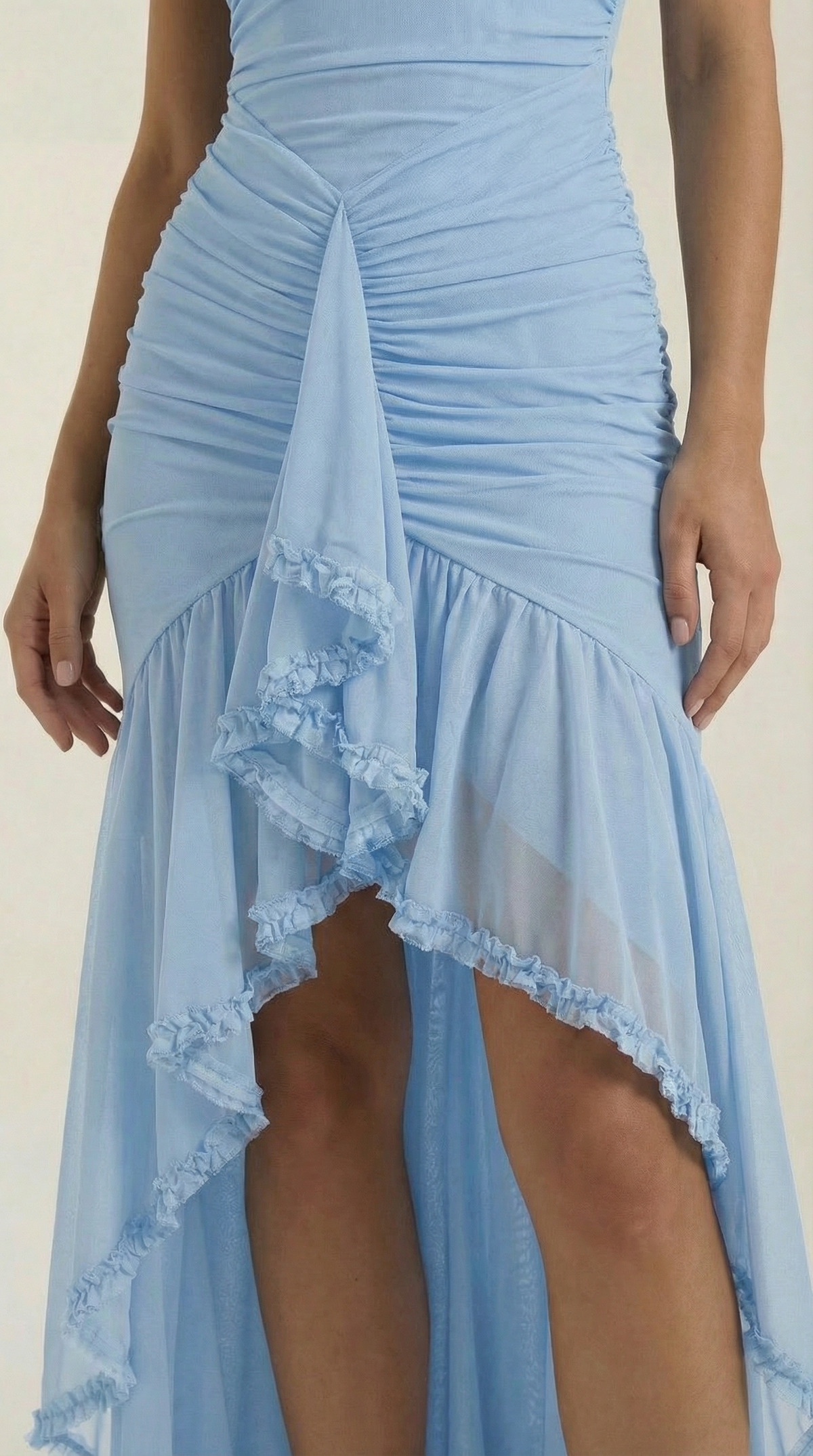 Langes Kleid mit Herzausschnitt und Rüschenbesatz für Damen
