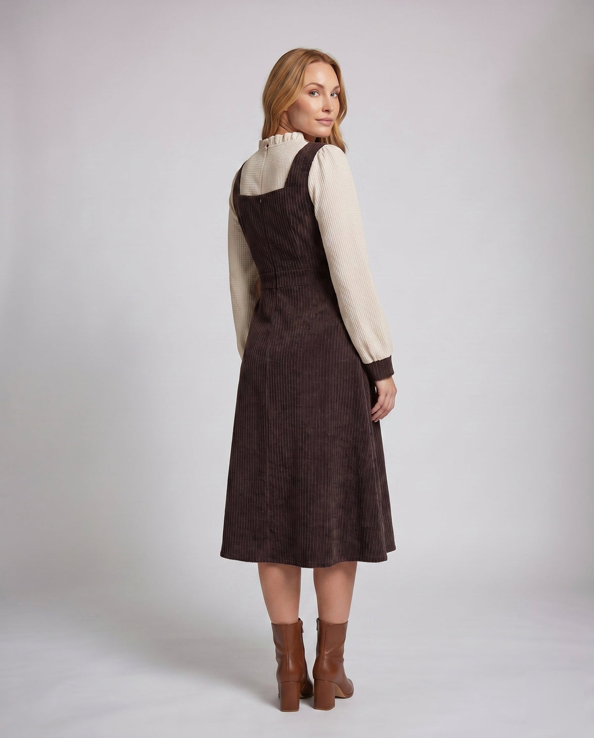 Winterkleid aus Cord mit Rüschenkragen und Zierknöpfen für Damen