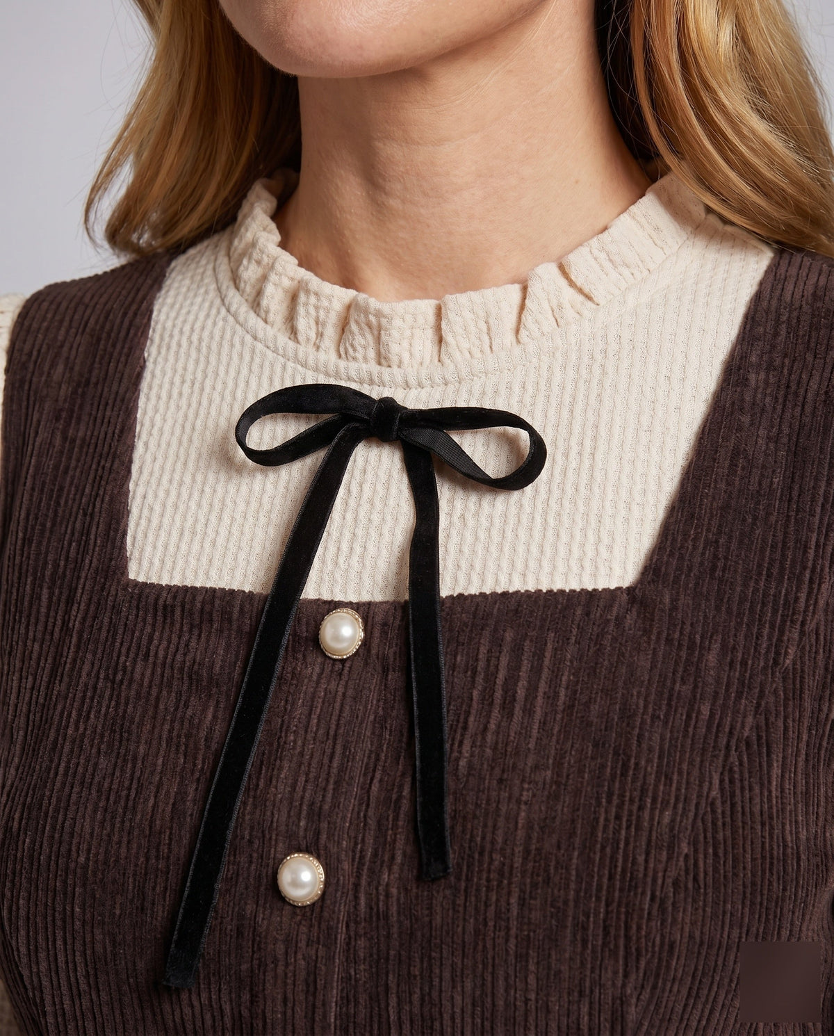 Winterkleid aus Cord mit Rüschenkragen und Zierknöpfen für Damen