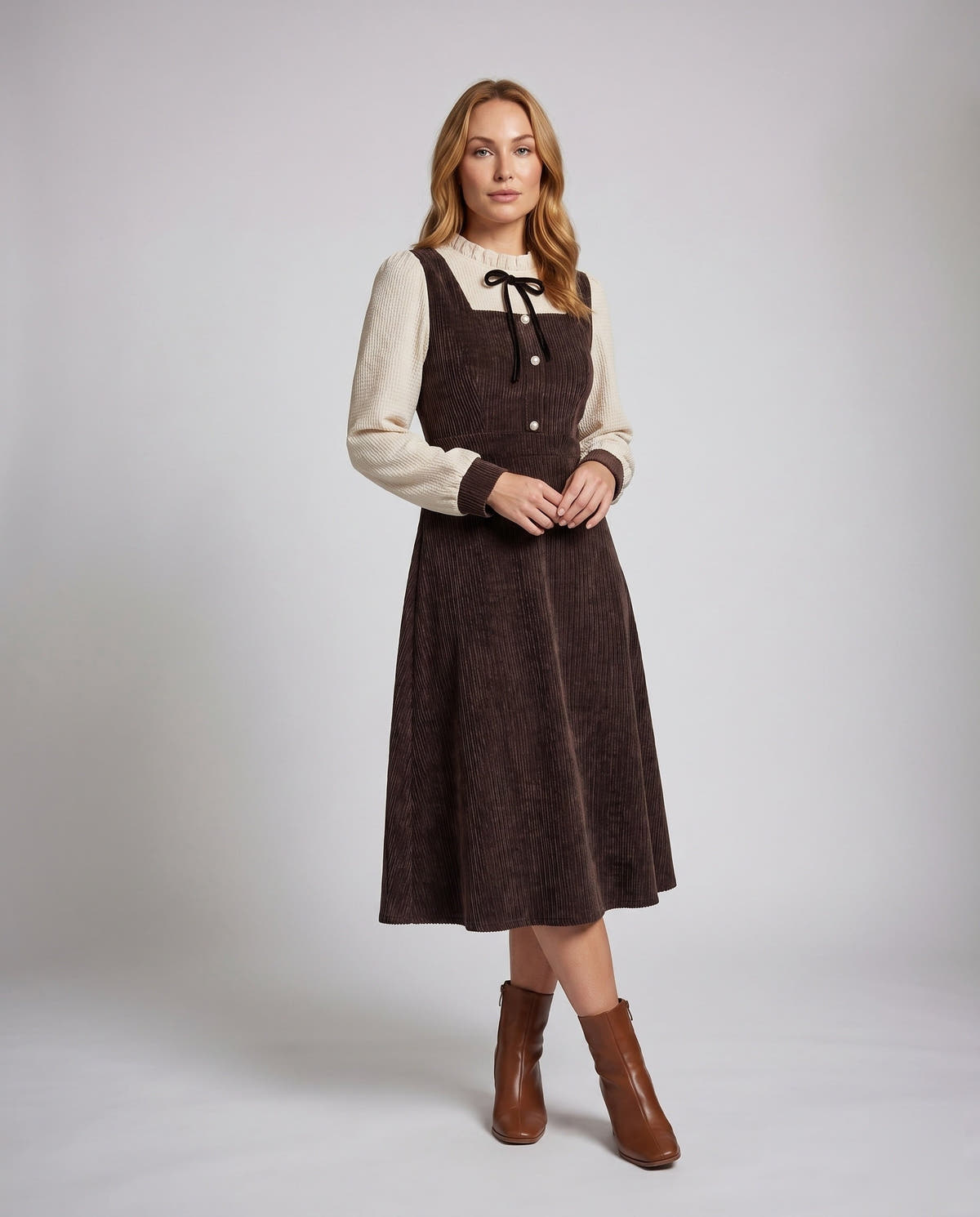 Winterkleid aus Cord mit Rüschenkragen und Zierknöpfen für Damen