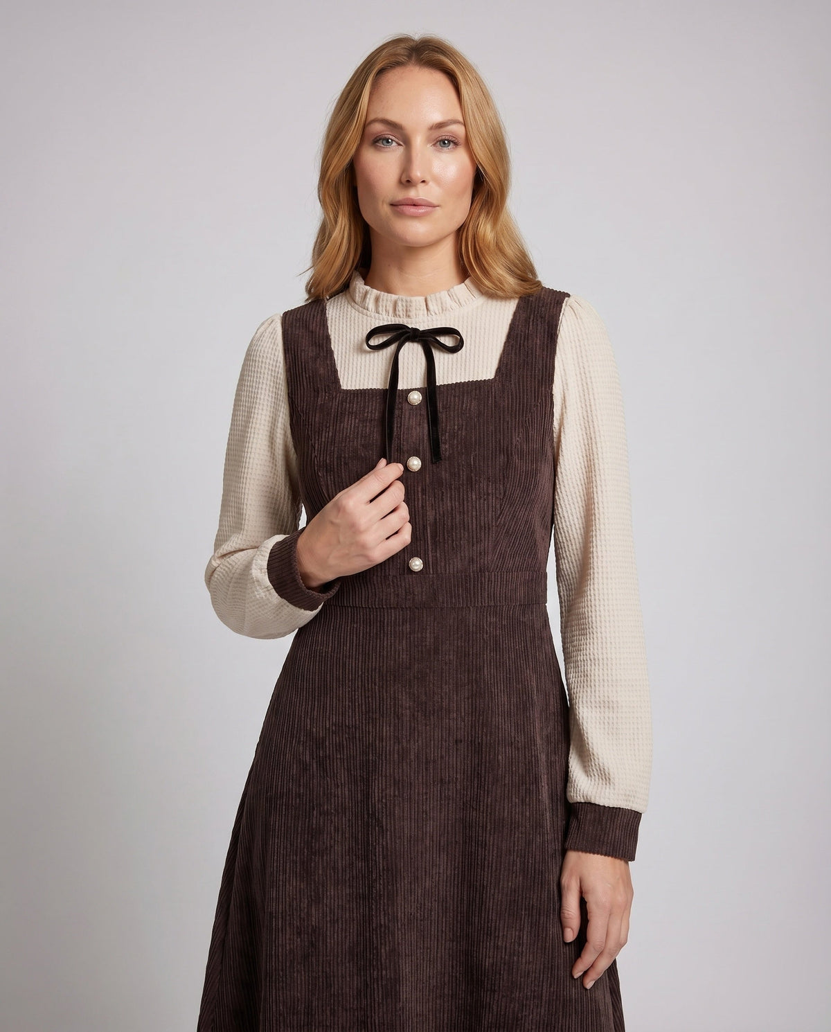 Winterkleid aus Cord mit Rüschenkragen und Zierknöpfen für Damen
