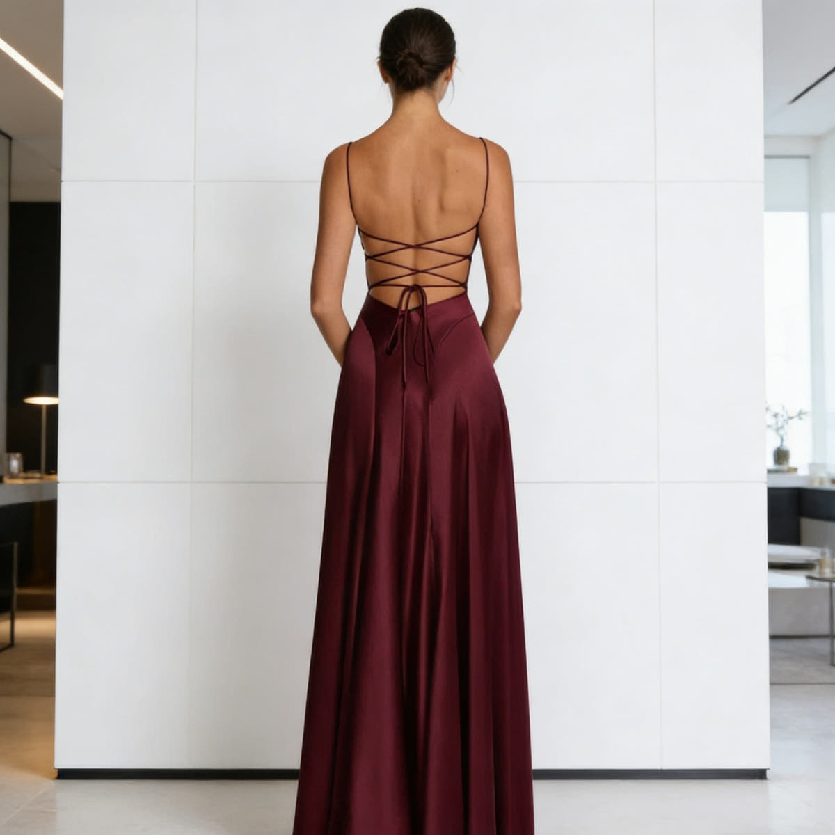 Abendkleid Damen aus Satin, tailliert in Maxilänge mit schmalen Trägern