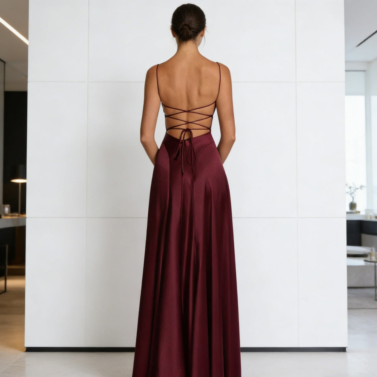 Abendkleid Damen aus Satin, tailliert in Maxilänge mit schmalen Trägern