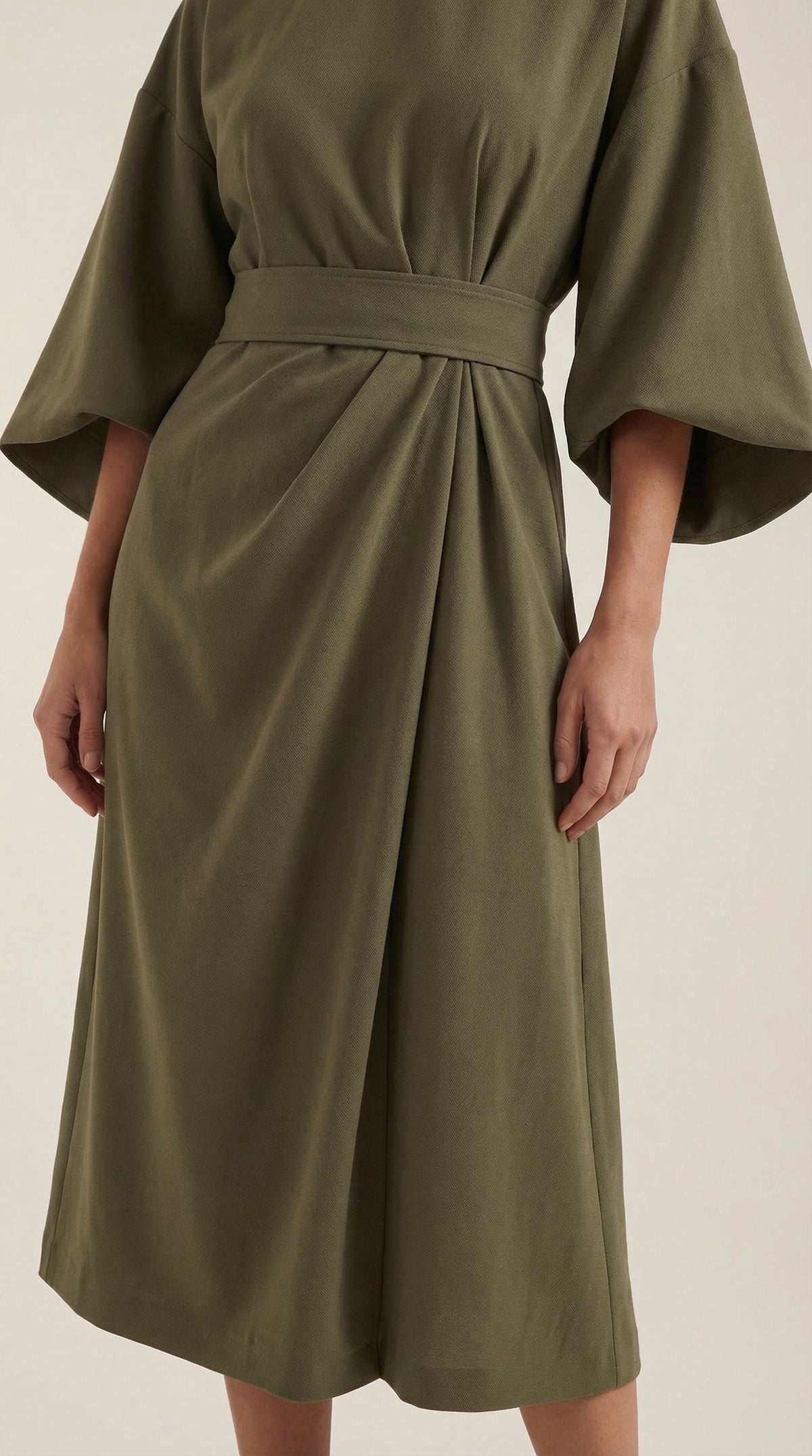 Wickelkleid mit Glockenärmeln und Gürtel in Midilänge für Damen