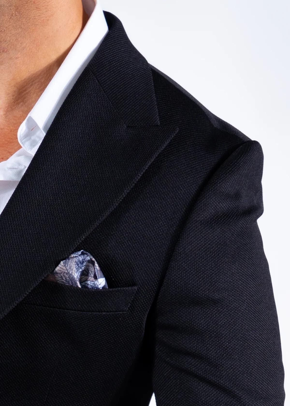 Anzug Herren schmal geschnitten mit steigendem Revers