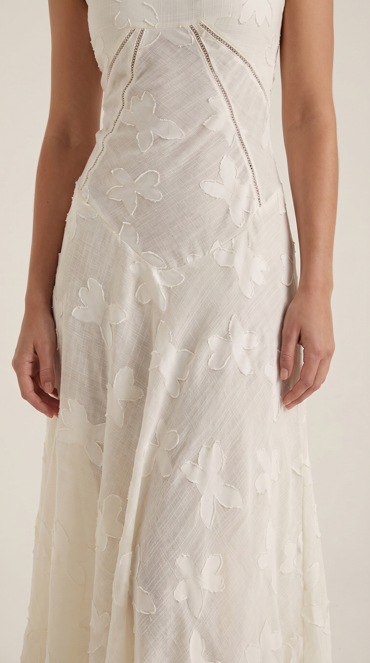 Langes Kleid mit Blumenspitze und Herzausschnitt für Damen
