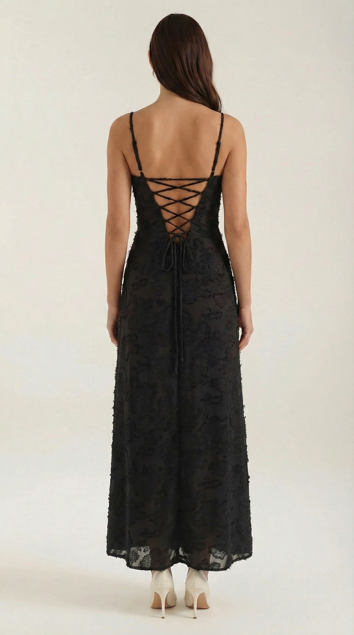 Langes Kleid mit Blumenspitze und Herzausschnitt für Damen
