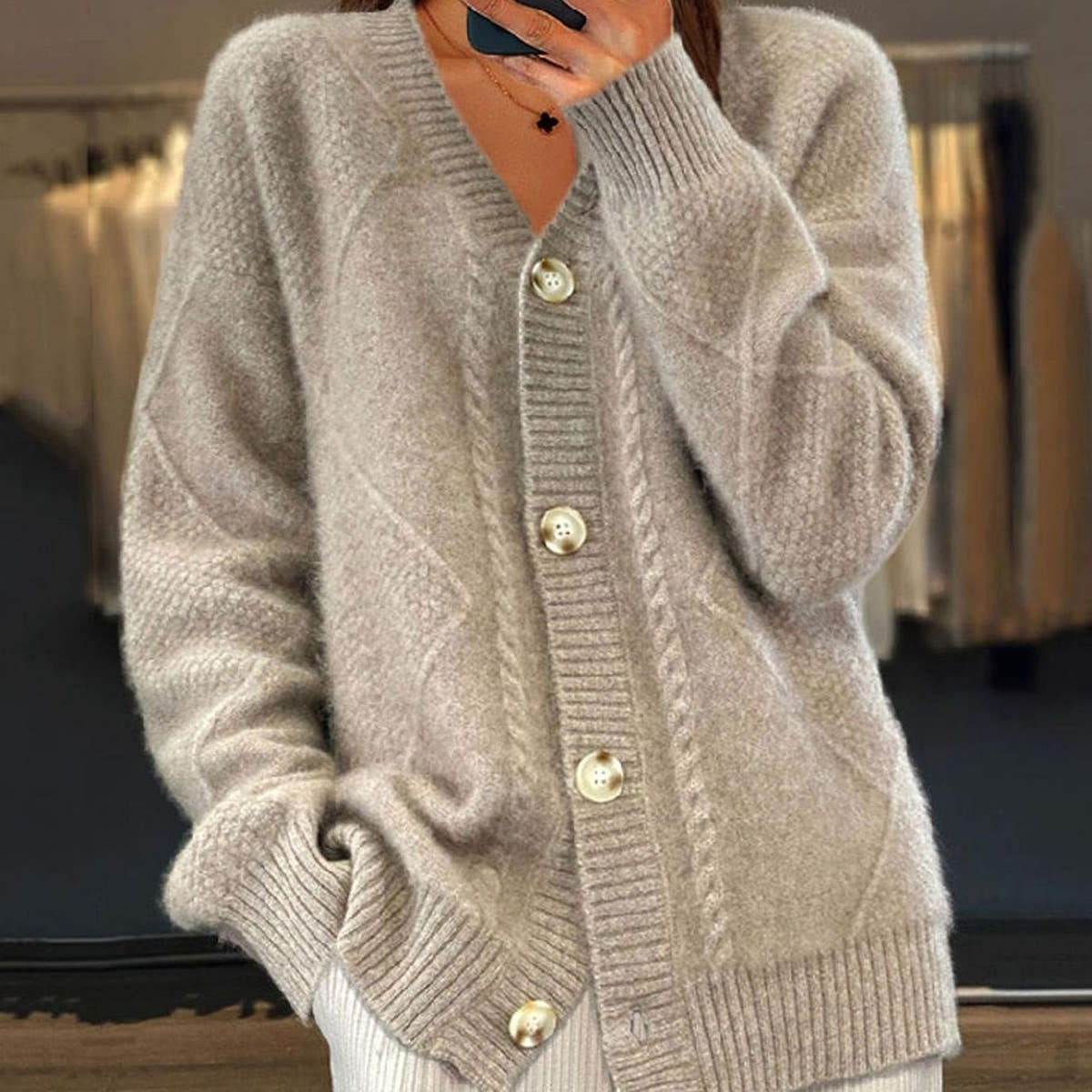 Cardigan Damen mit Zopfmuster, V-Ausschnitt und langen Ärmeln