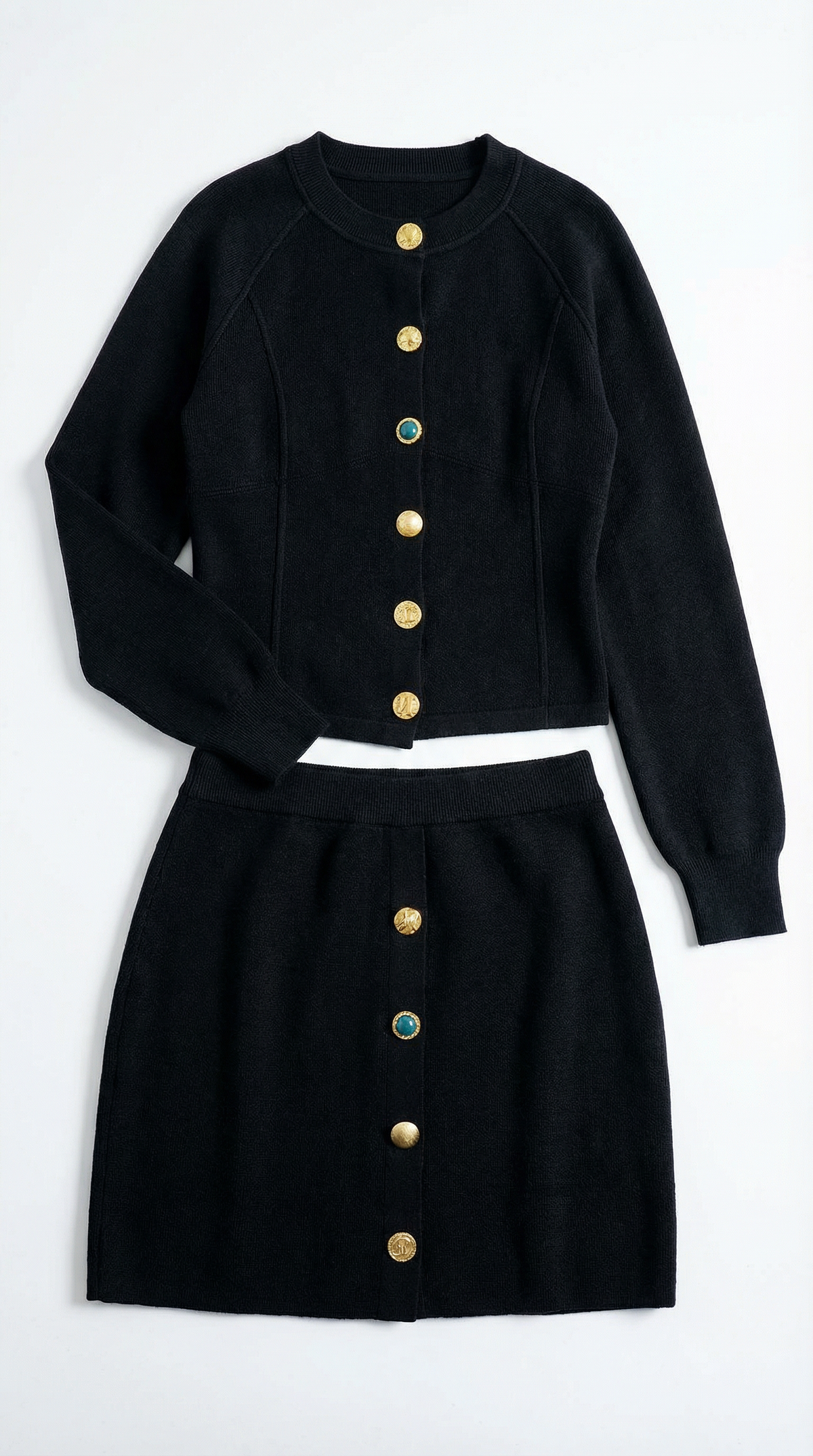 Zweiteiler aus Strickjacke und Minirock mit Goldknöpfen für Damen