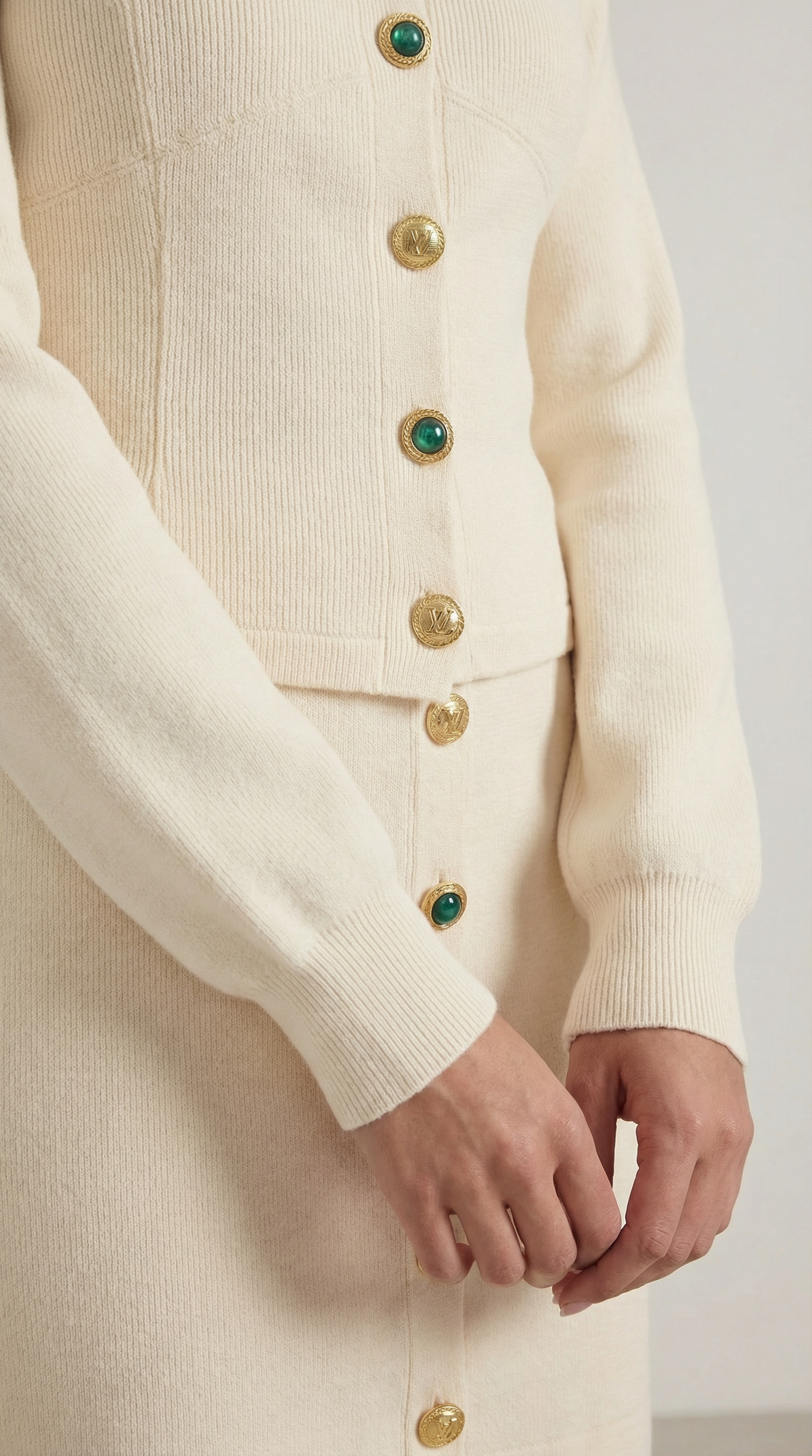 Zweiteiler aus Strickjacke und Minirock mit Goldknöpfen für Damen